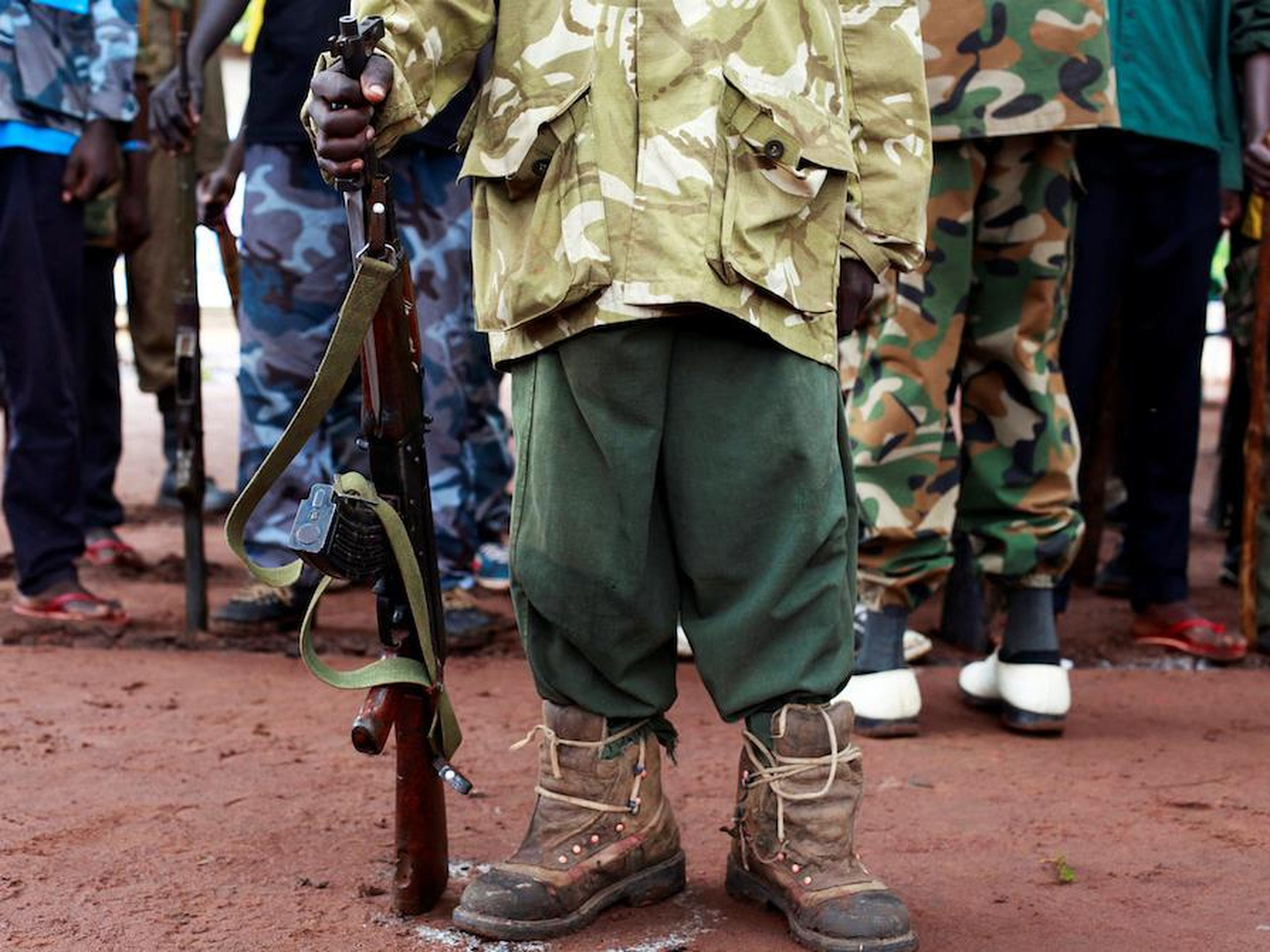 Un ex niño soldado sostiene un arma durante una ceremonia de liberación en las afueras de Yambio, República de Sudán del Sur, en agosto de 2018.