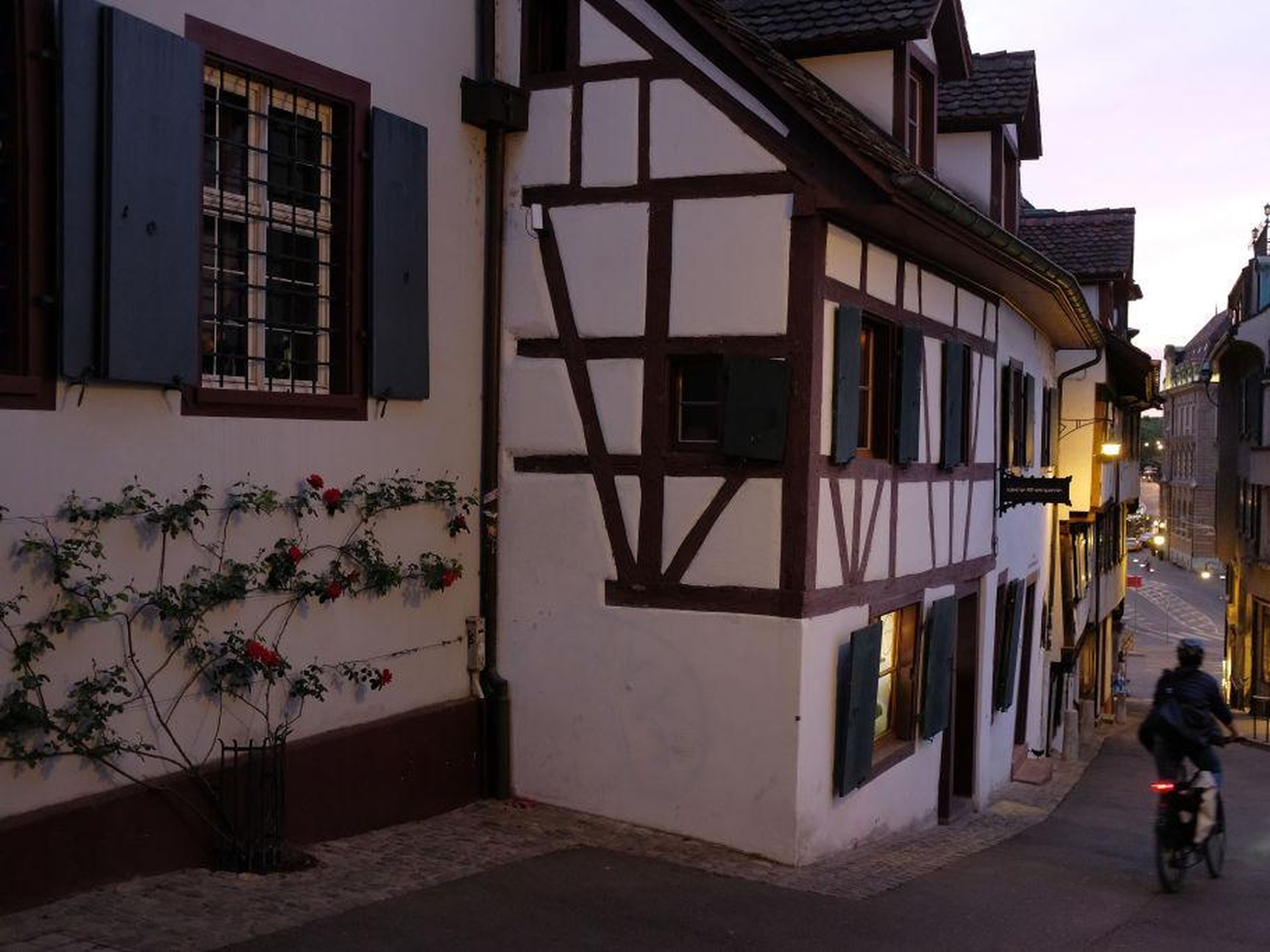 Casa del siglo XV y XVI en la calle Rheinsprung, en Basel, Suiza.