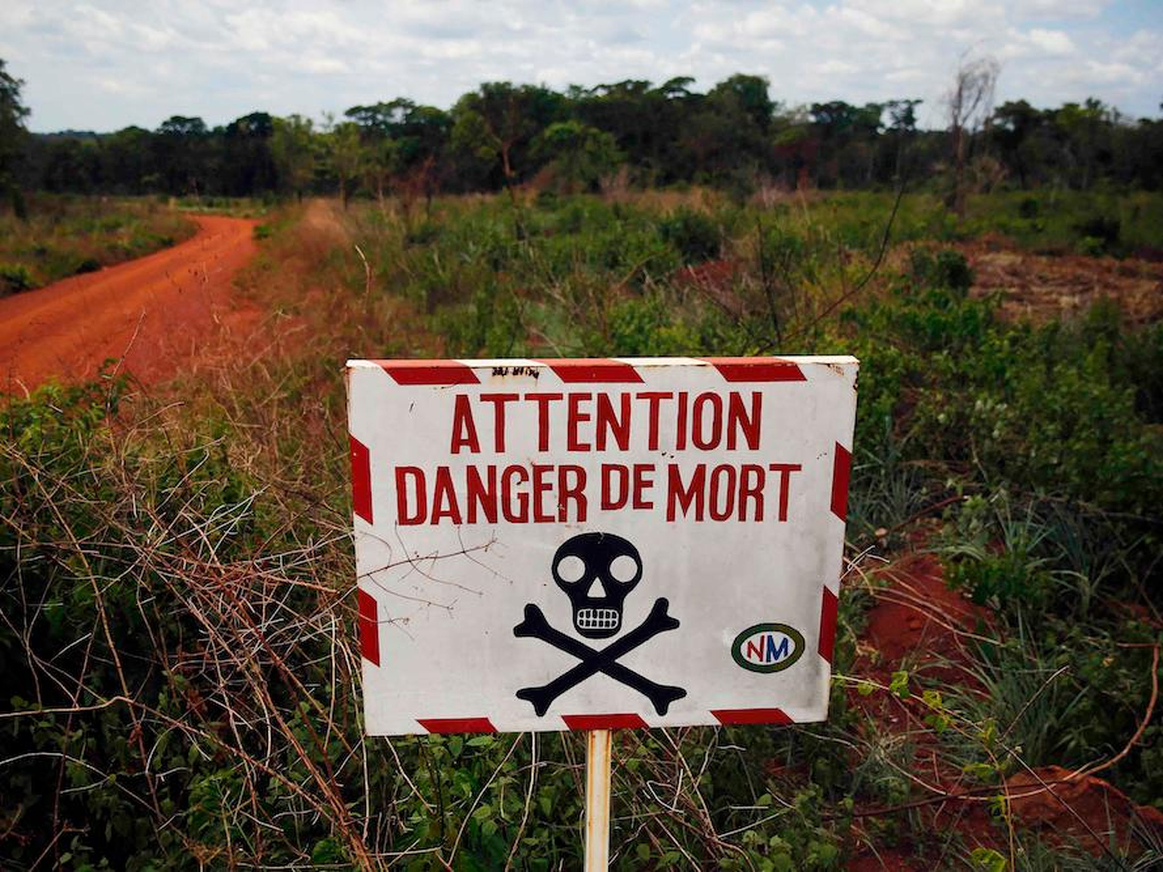 Un letrero advierte a los viajeros de los peligros en el camino a hacia Bambari, República Centroafricana.