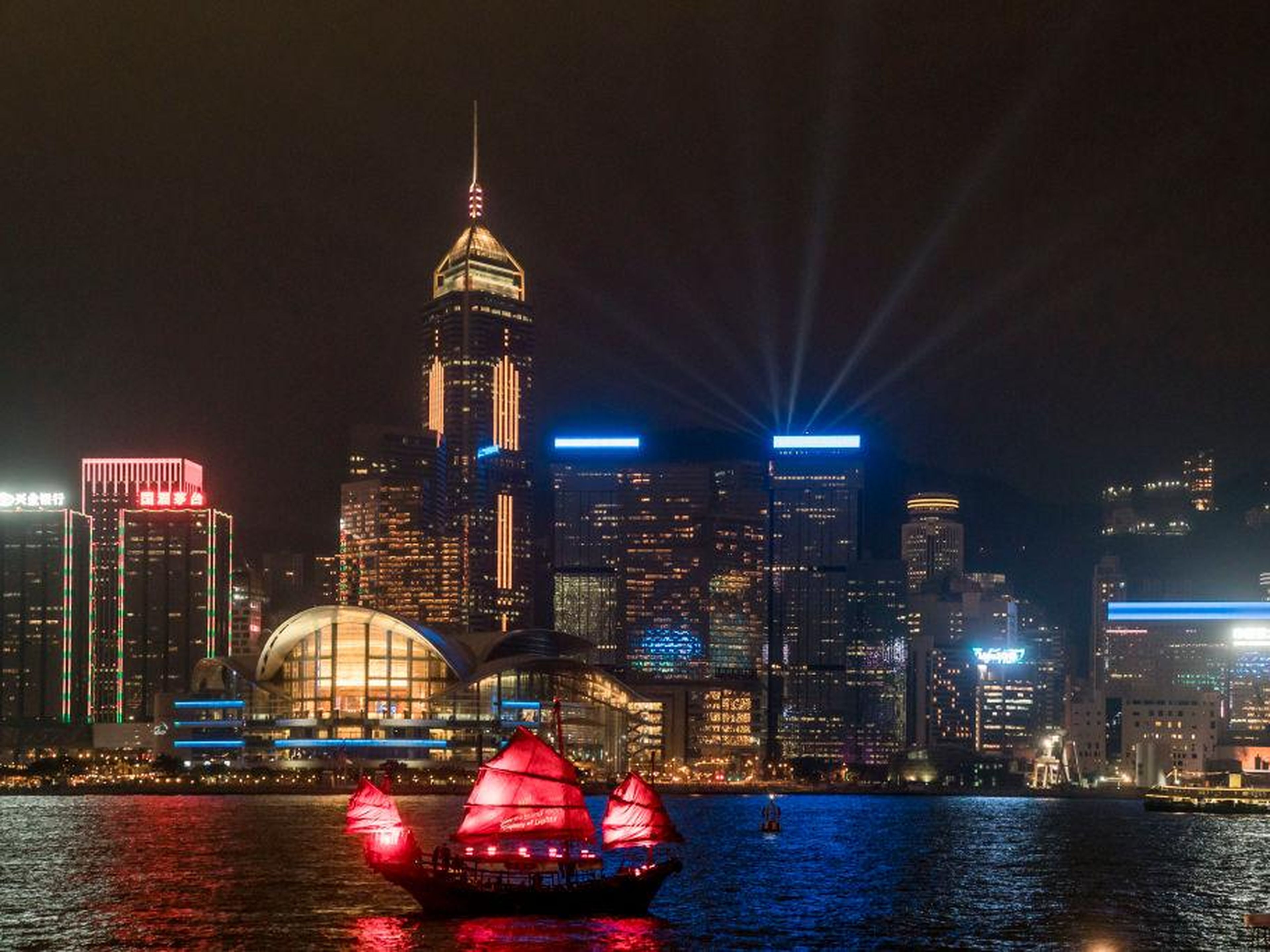 La sinfonía de luces del Victoria Harbour en Hong Kong, el 1 de diciembre de 2017.