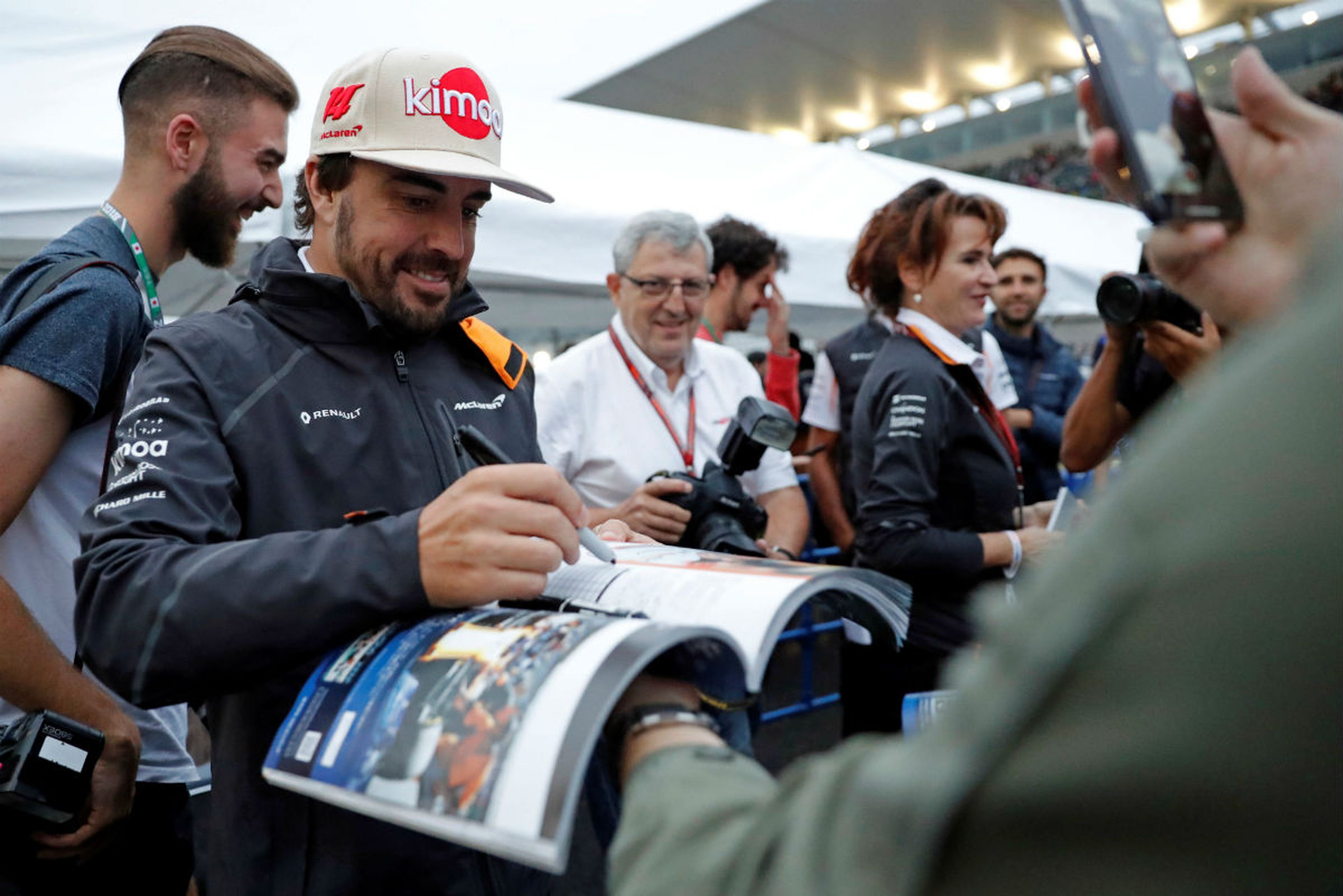 Alonso, firmando autógrafos en el GP de Japón