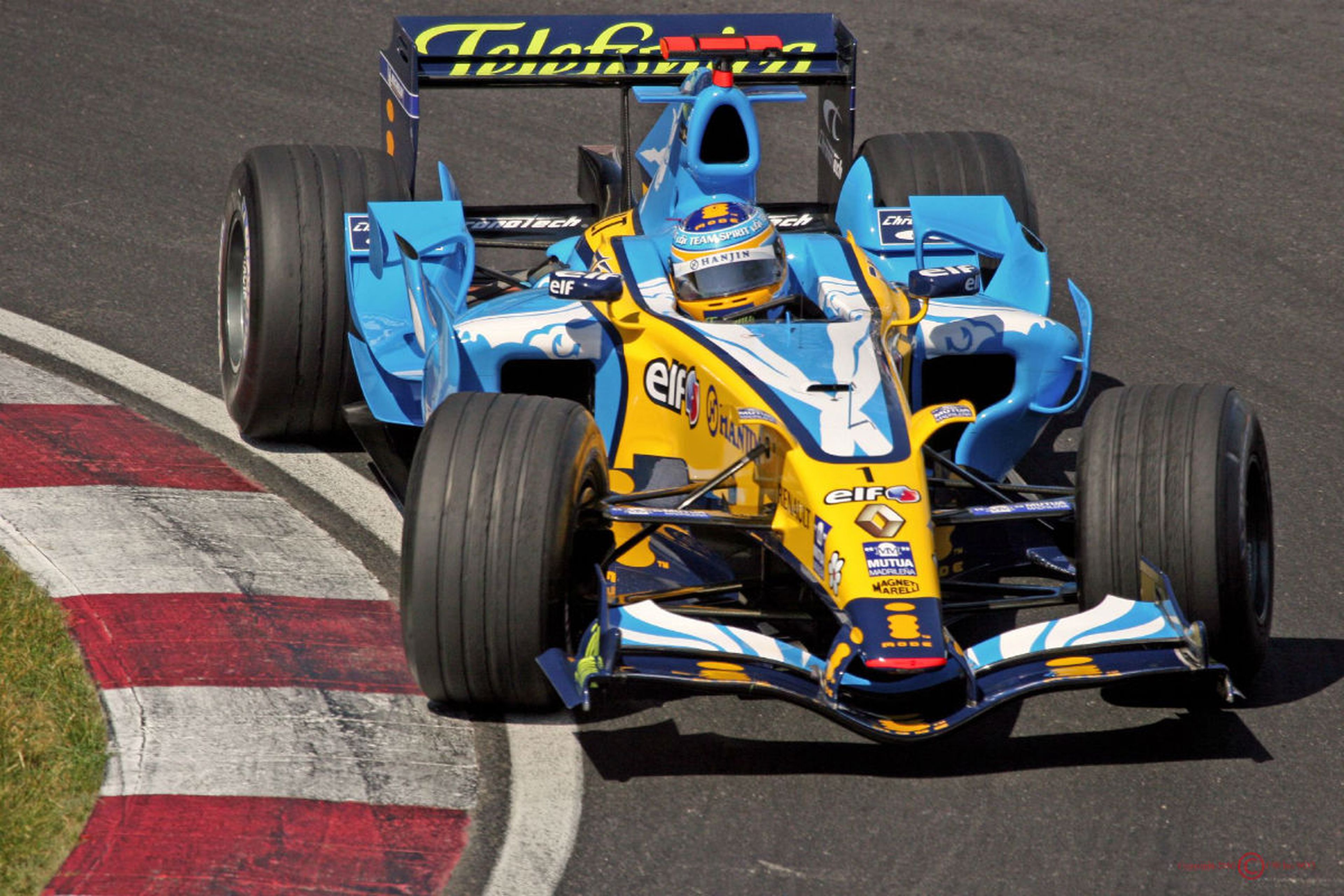 Alonso, en su R26 en un Gran Premio de la temporada 2006