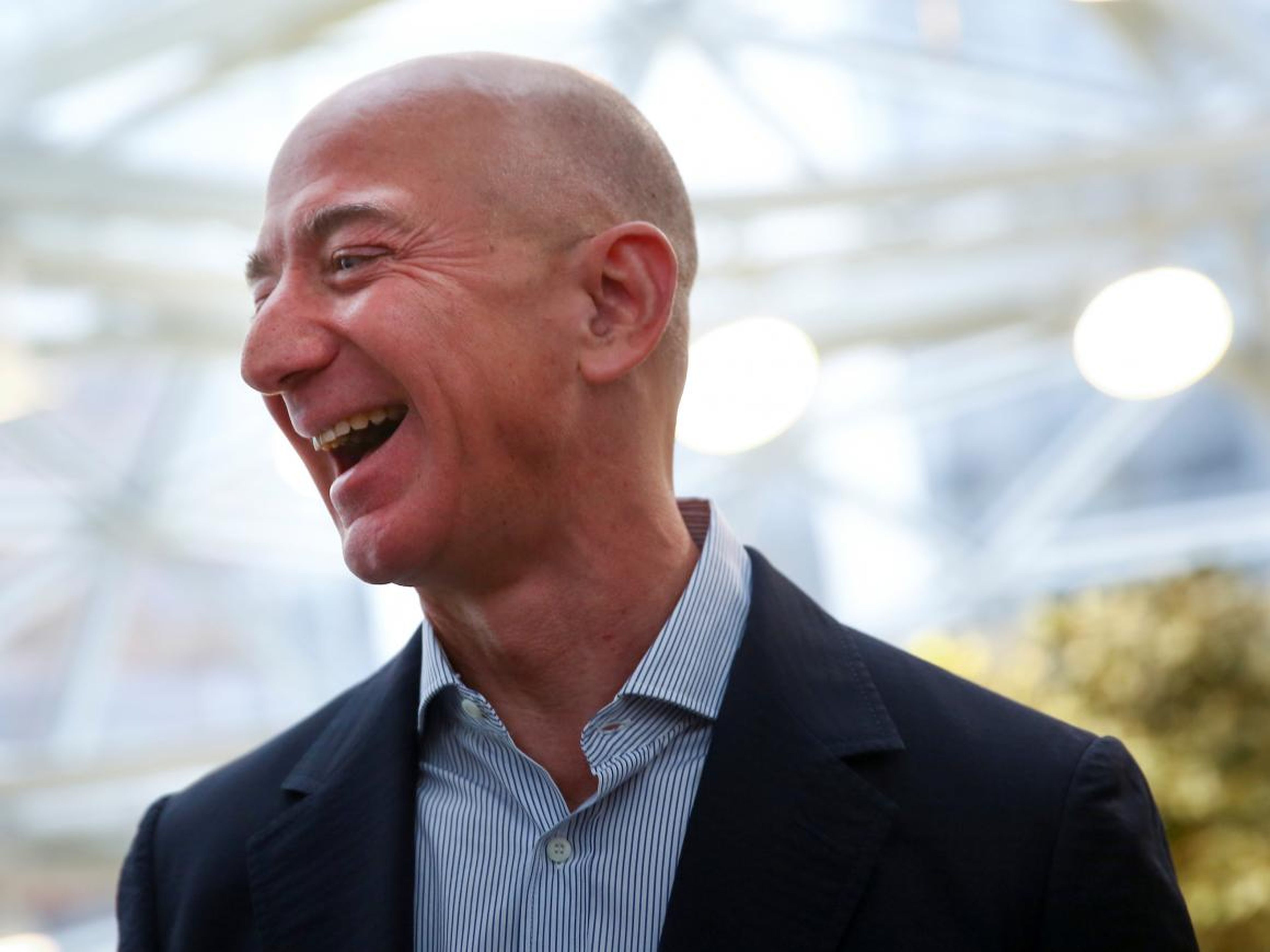 El CEO de Amazon, Jeff Bezos, gana más en un minuto de lo que gana el trabajador estadounidense promedio en un año.