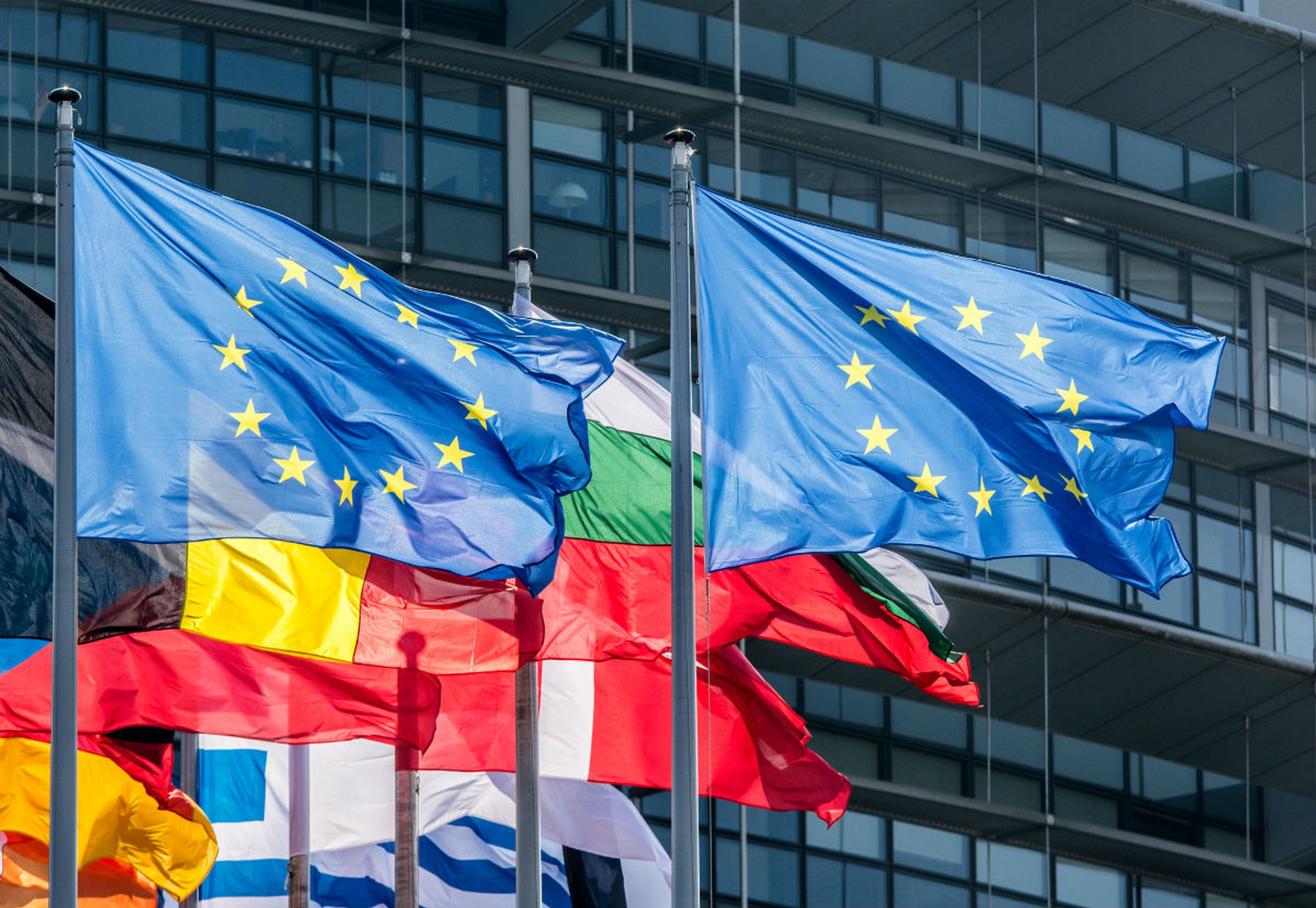 Banderas de la Unión Europea en la fachada de la Eurocámara en Estrasburgo