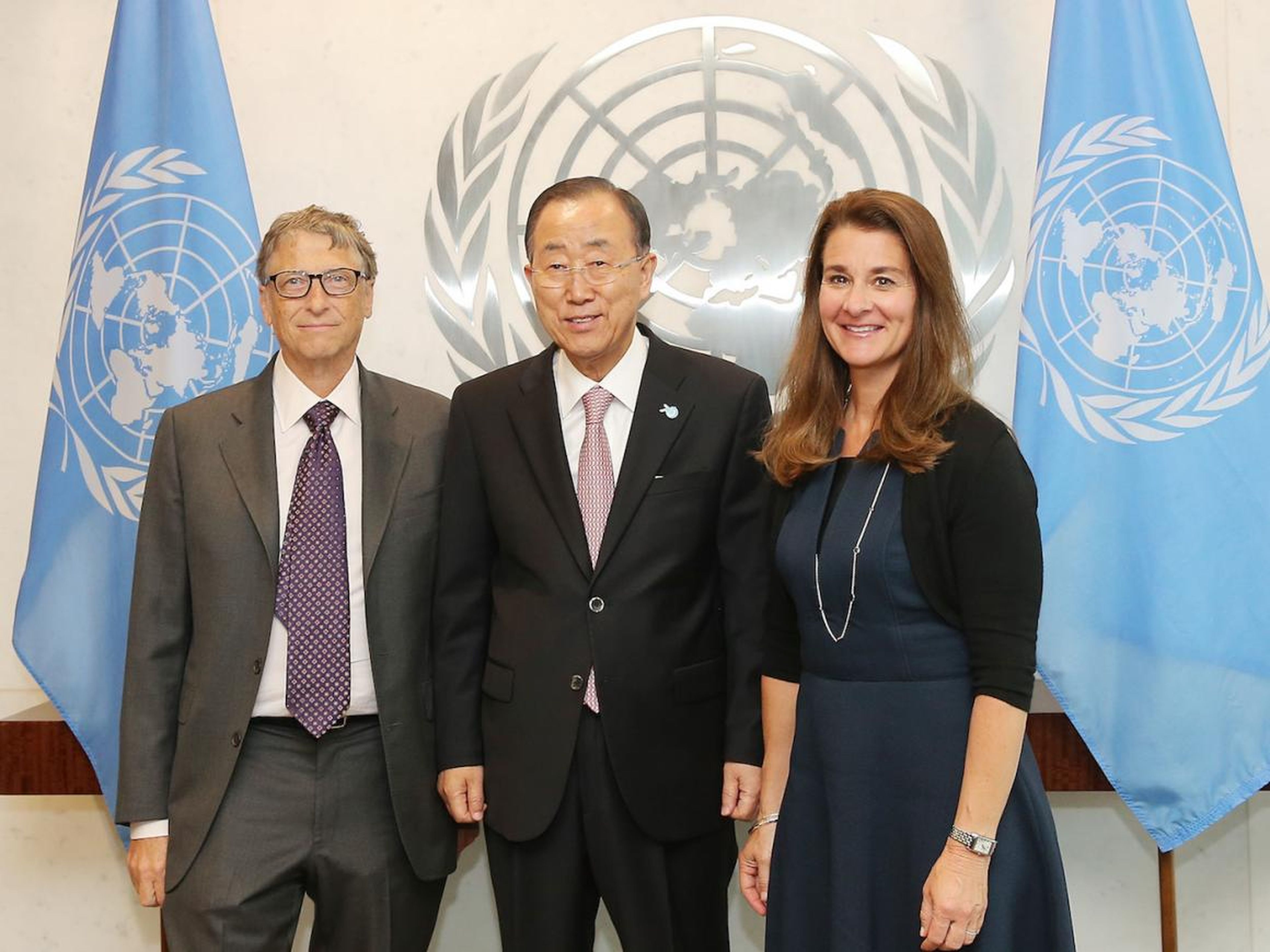 Bill Gates y Melinda Gates con el entonces secretario general de la ONU Ban Ki-moon en 2015.