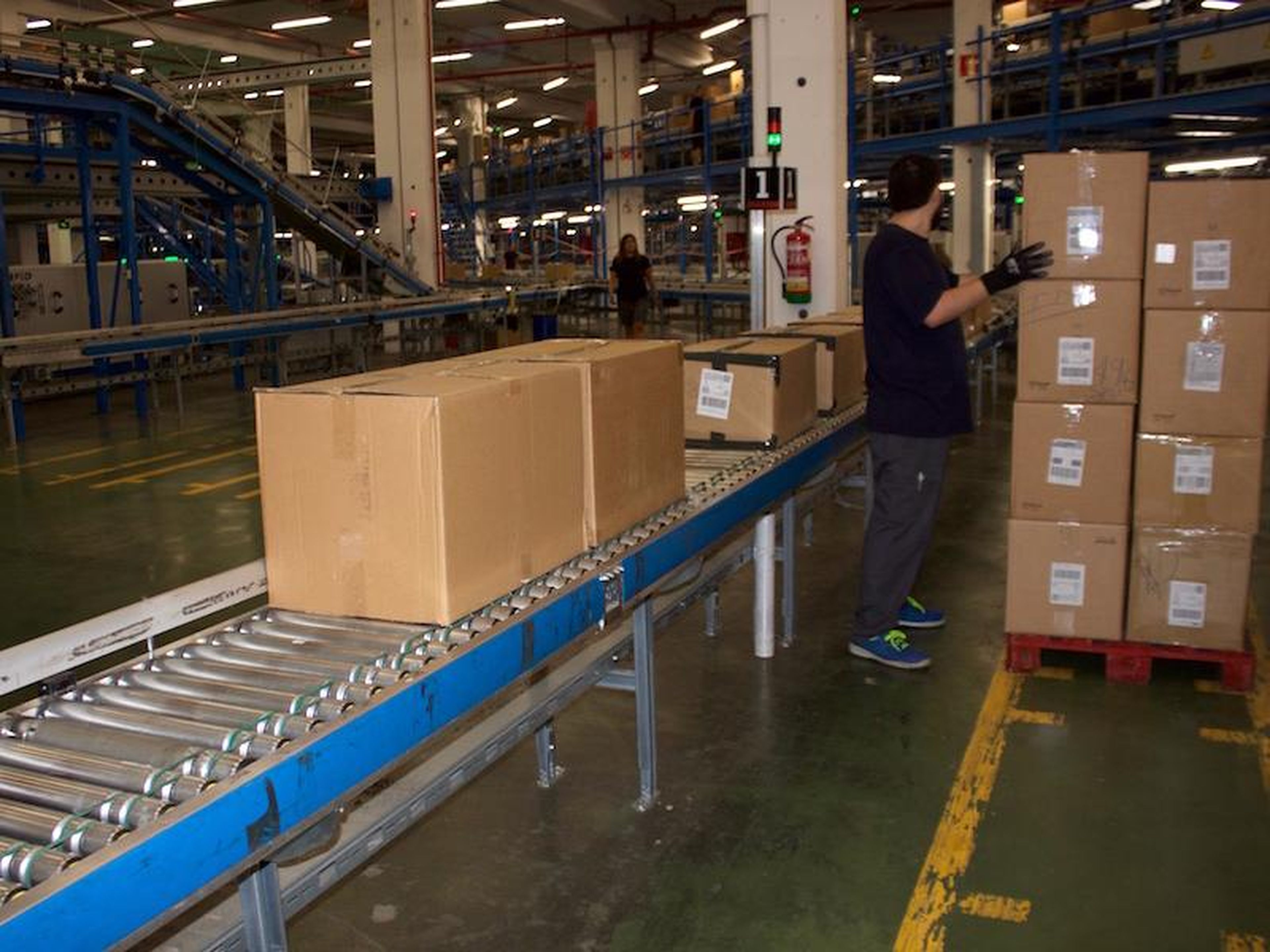 The boxes are placed on a conveyor belt and stocked in groups. These can be stored for several days in the distribution center before being shipped out.