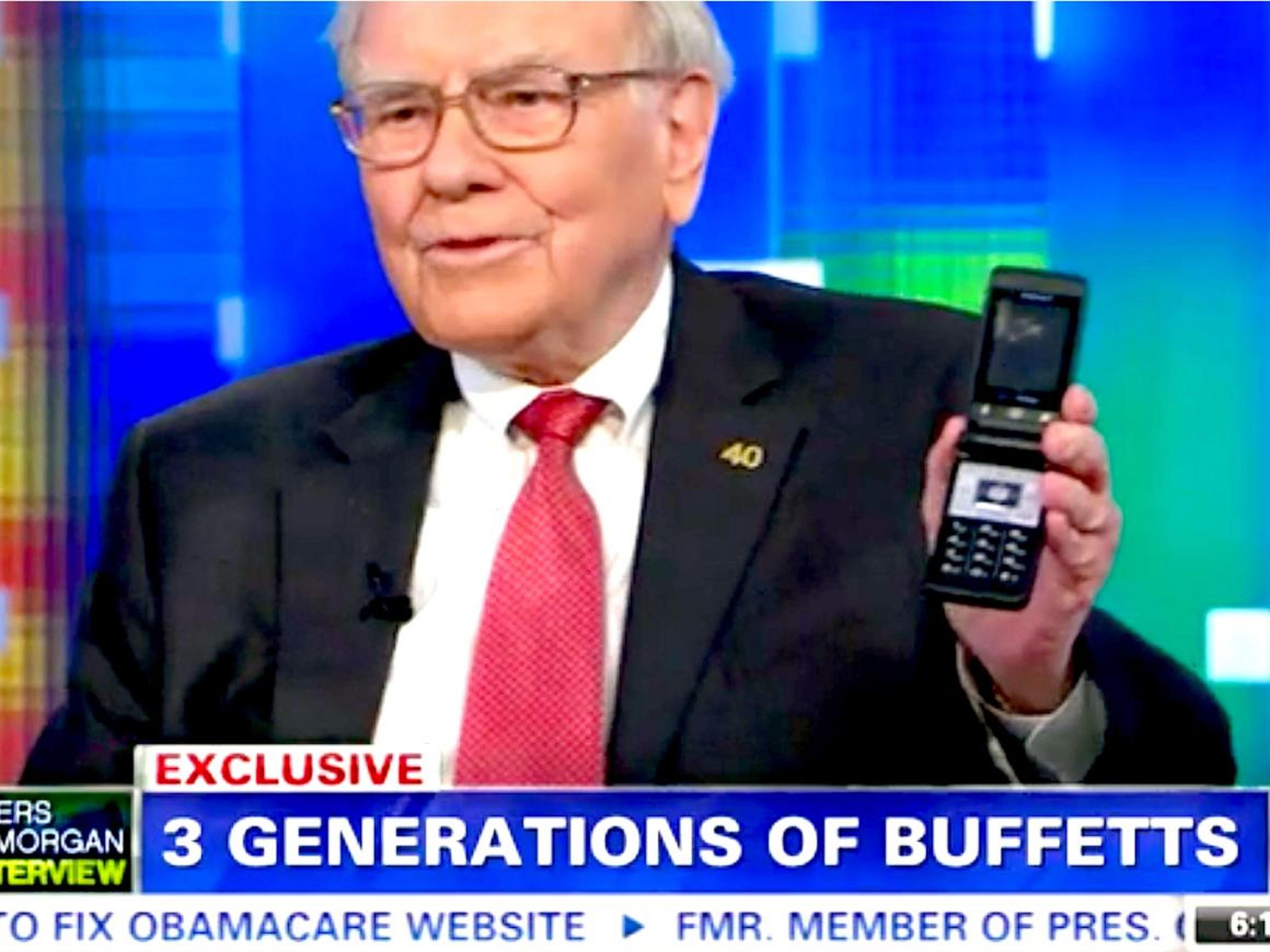 Warren Buffett tells former CNN host Piers Morgan about his flip phone in 2013.
