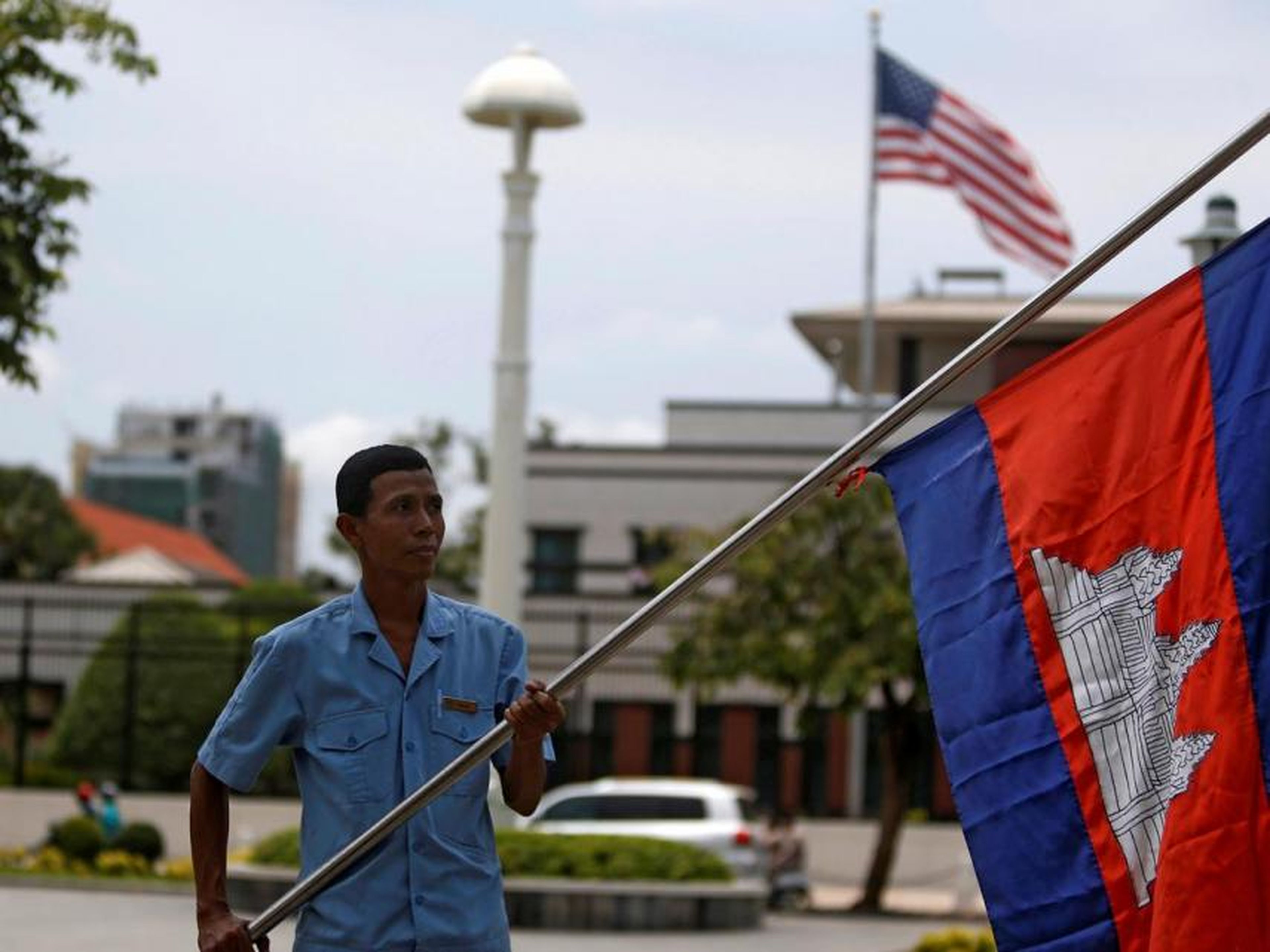 Un hombre sostiene una bandera camboyana frente a la Embajada de los Estados Unidos en Phnom Penh, Camboya, el 13 de abril de 2018.