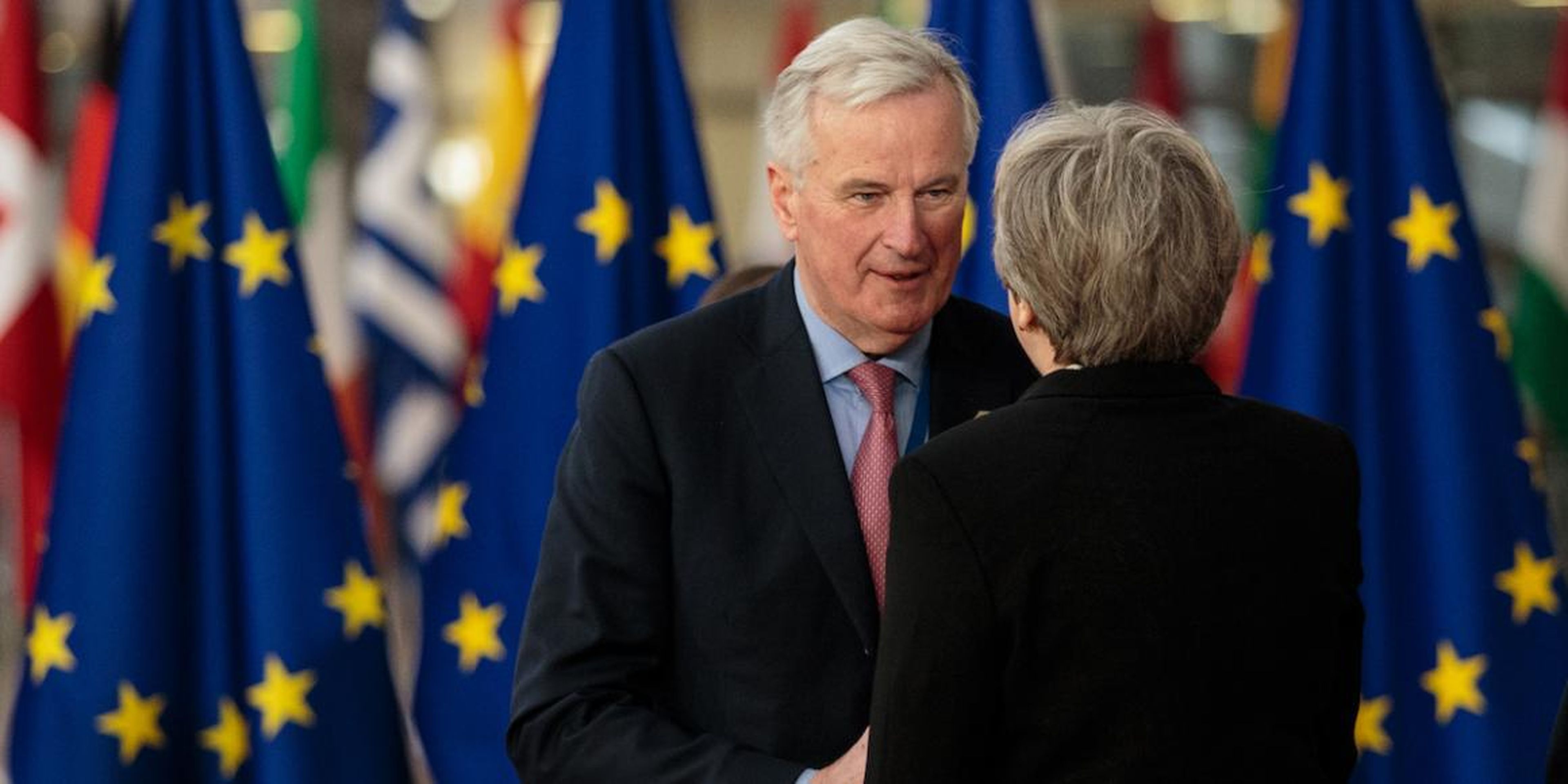 El jefe negociador de la UE para el Brexit saluda a Theresa May