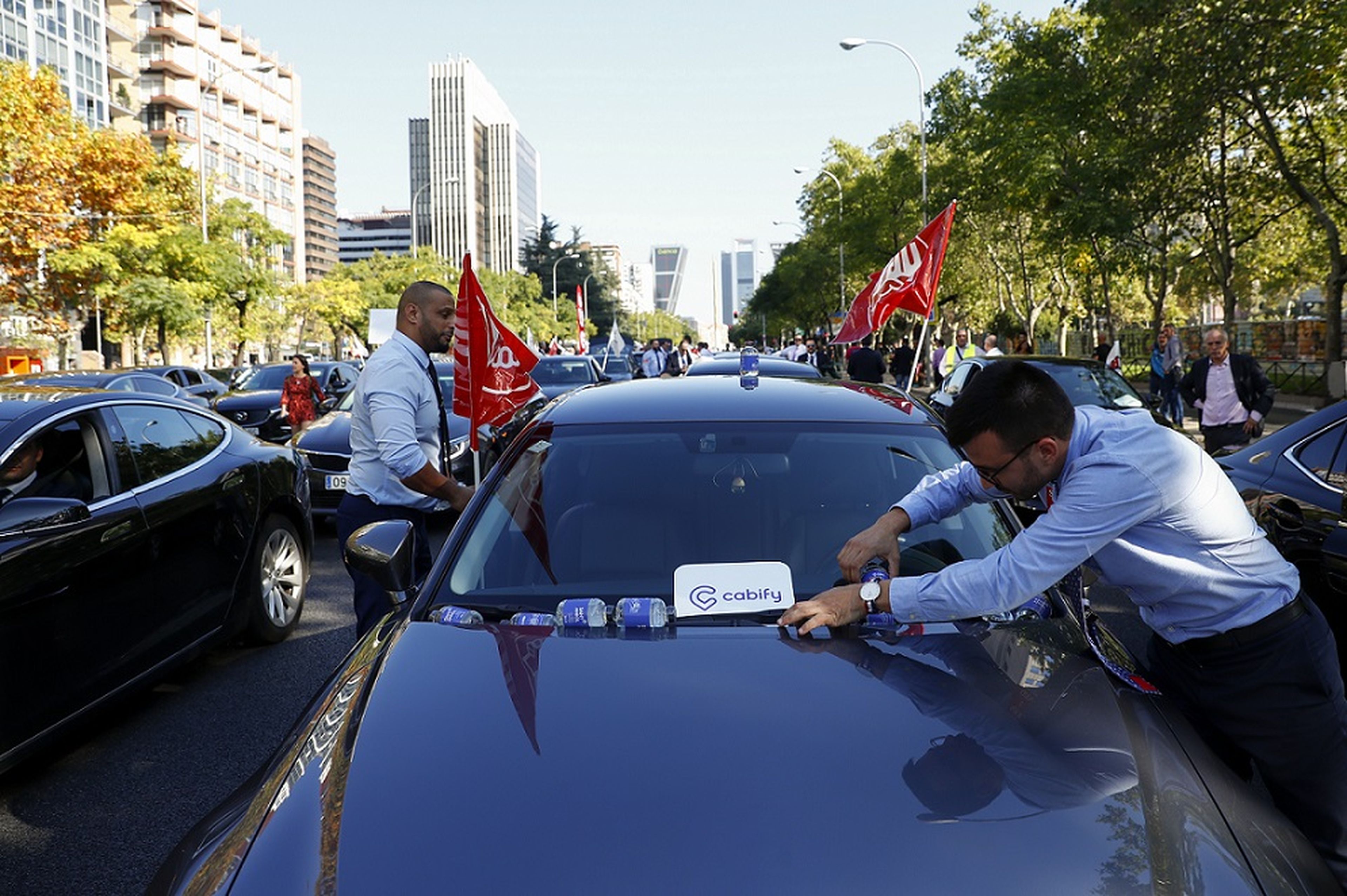 Conductores de Cabify y Uber en una manifestación en Madrid contra el decreto del Gobierno, el 27 de septiembre de 2018.