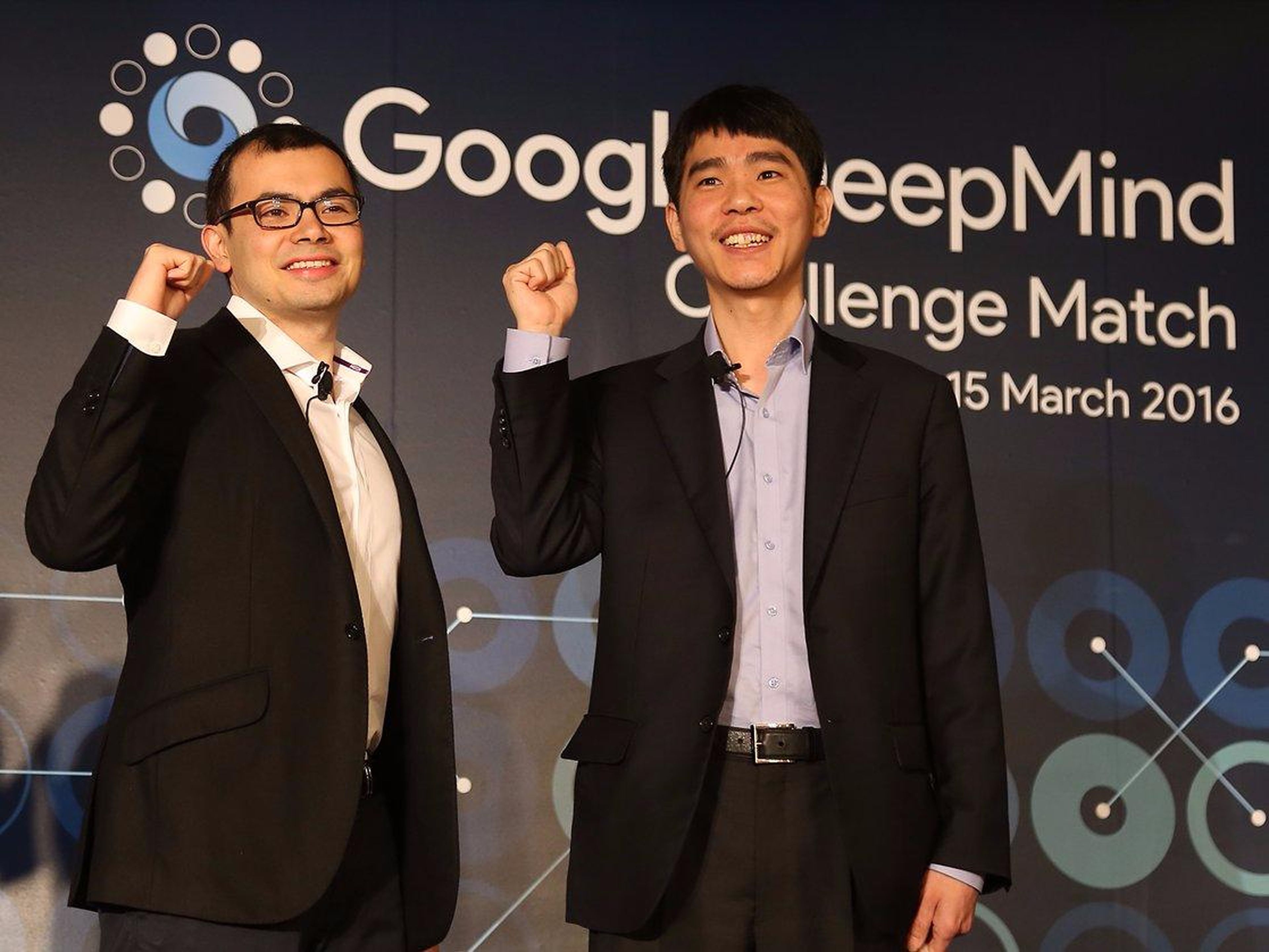 Demis Hassabis, CEO de DeepMind y Lee Sedol, el campeón de Go derrotado por la IA de DeepMind en 2016.