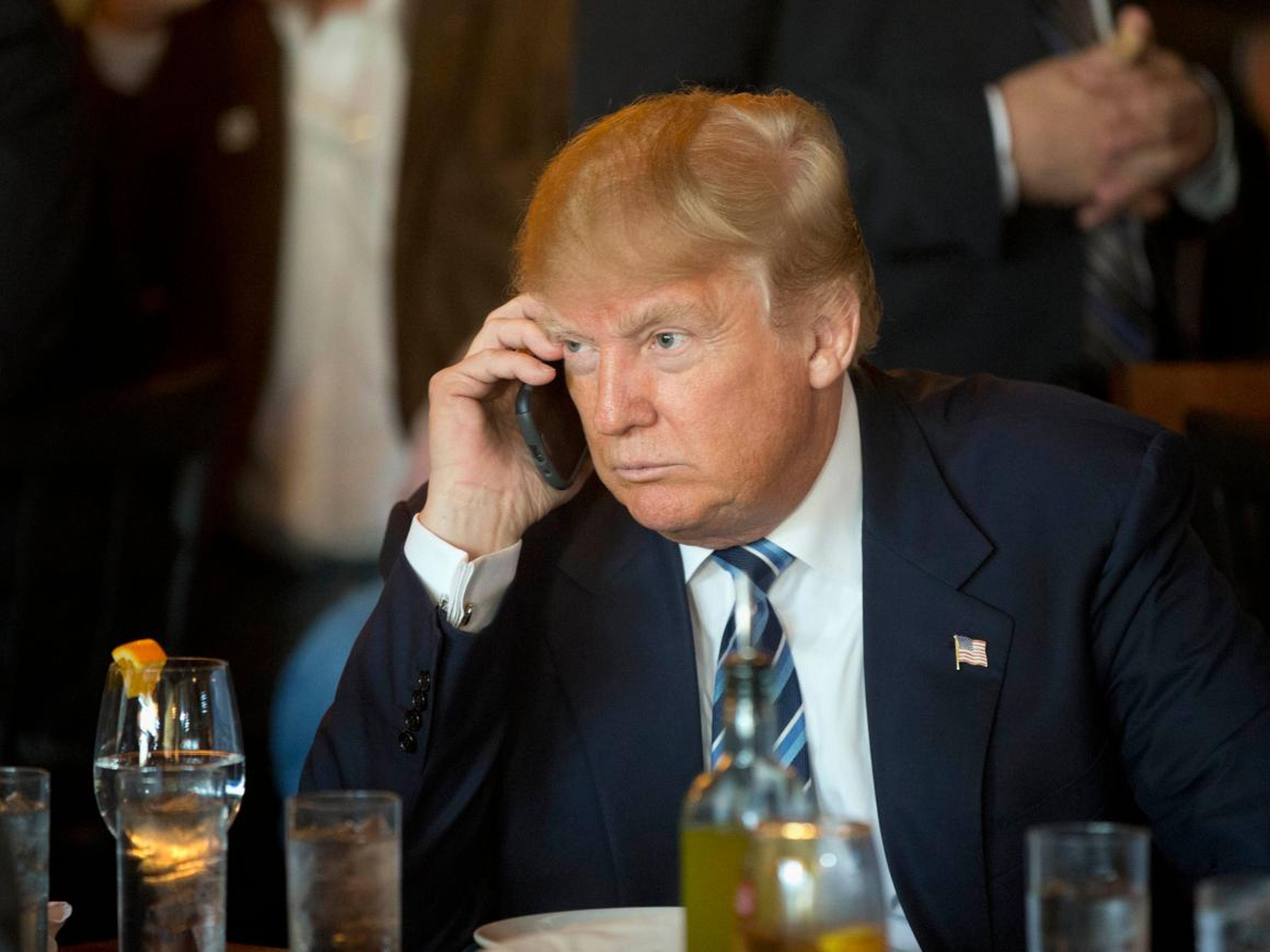Donald Trump escucha una llamada de su móvil durante una parada para almorzar en Carolina del Sur..