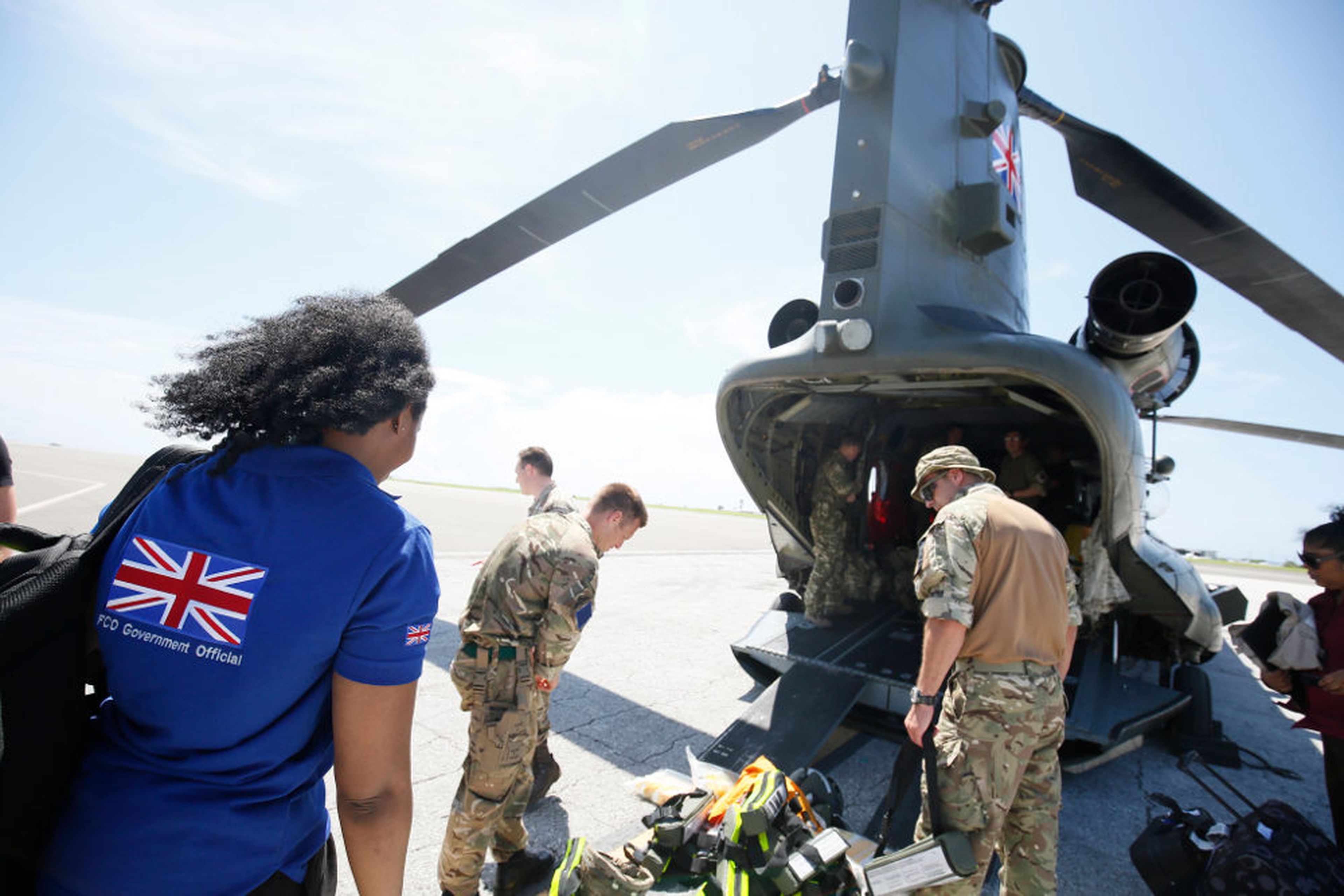 personal de la oficina extranjera y los Ingenieros Reales del Ejército Británico se preparan para una misión de misión humanitaria a Dominica.