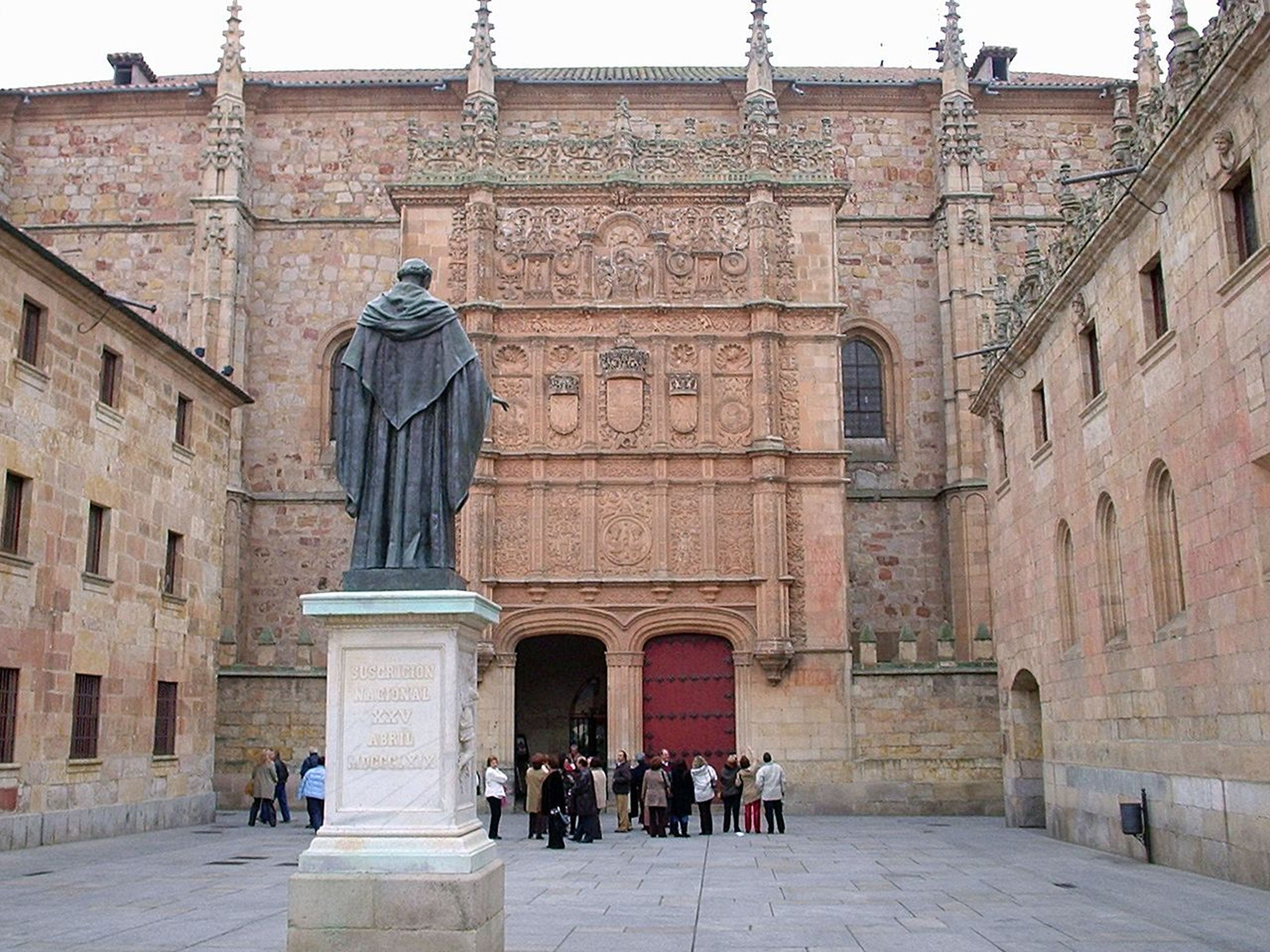 Estatua de Fray Luis de León ante las Escuelas Mayores de la Universidad de Salamanca