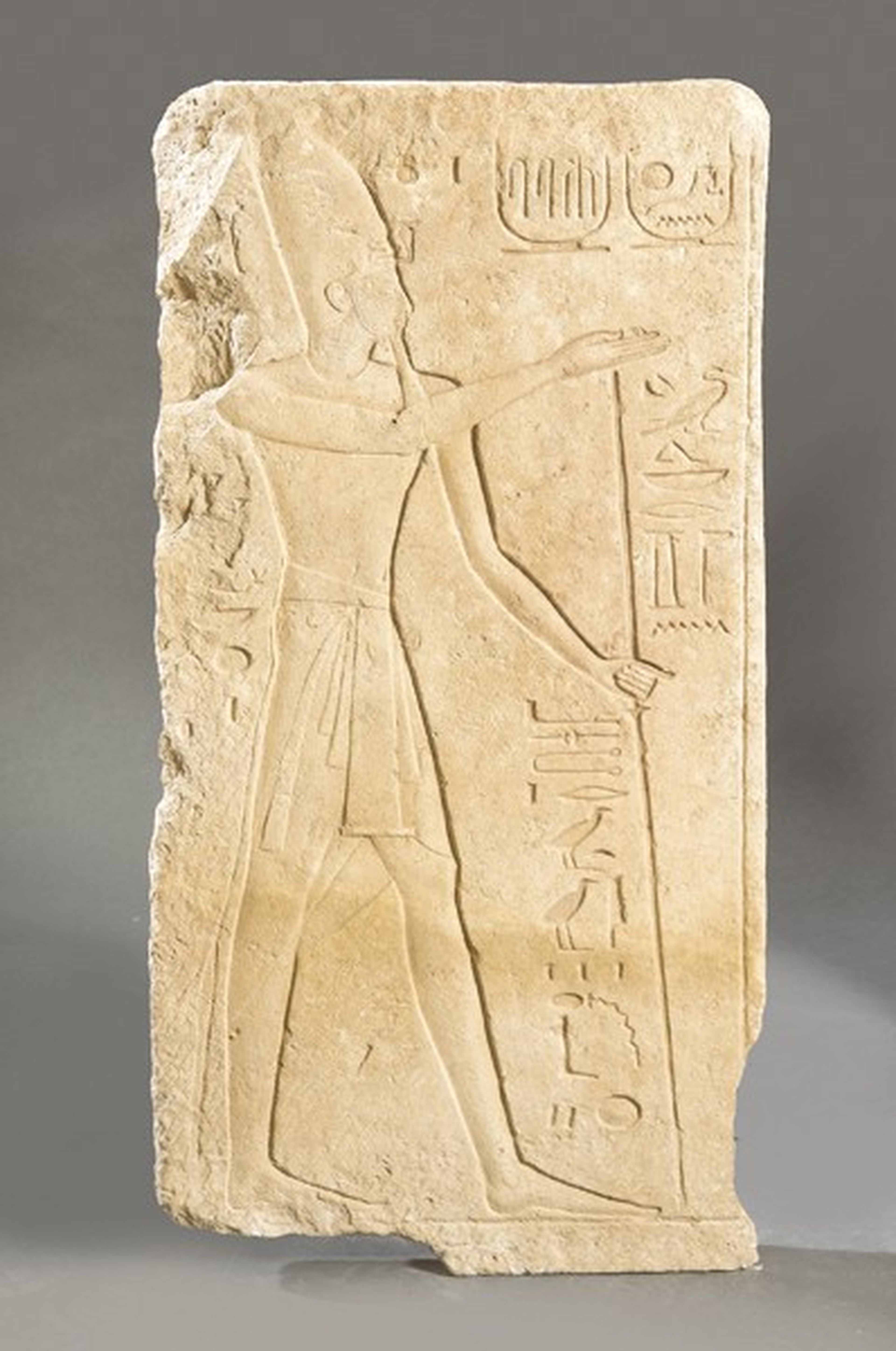 Una estela egipcia de Ramses II alcanzó un precio de 70.000 euros en una subasta