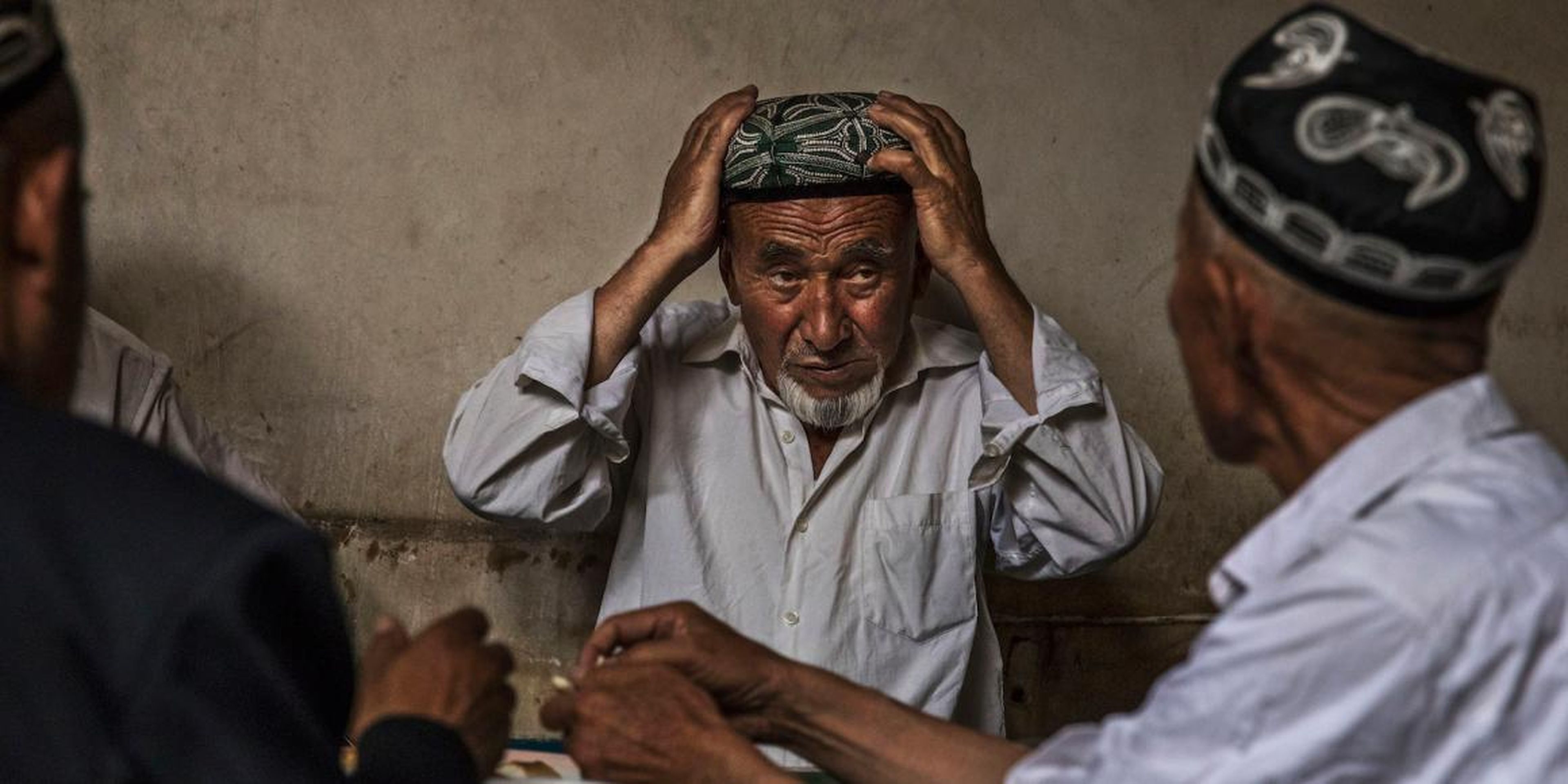 Hombres de la etnia uigur en una casa de té en Kashgar, Xinjiang, en julio de 2017.