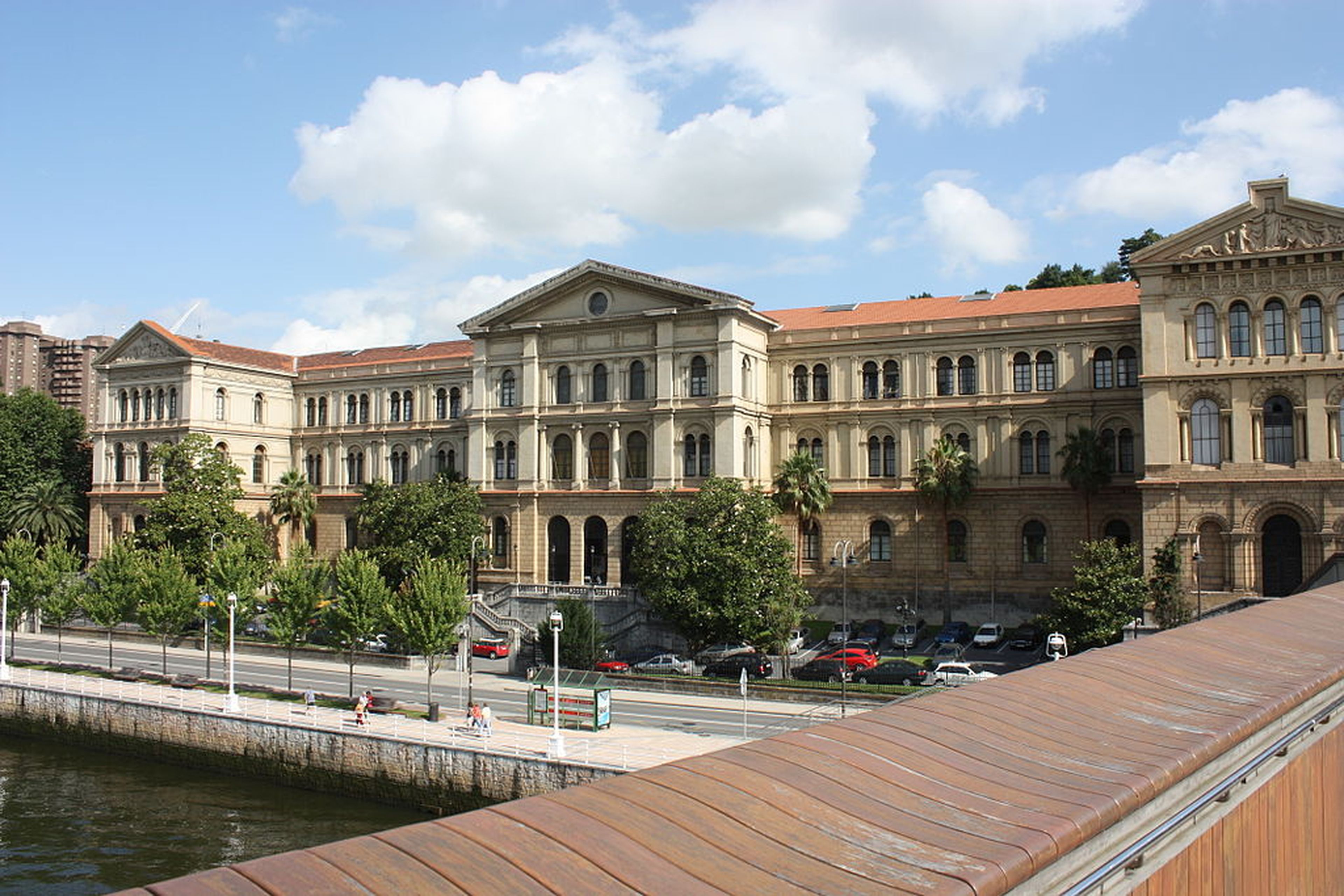 Fachada de la Universidad de Deusto, en Bilbao