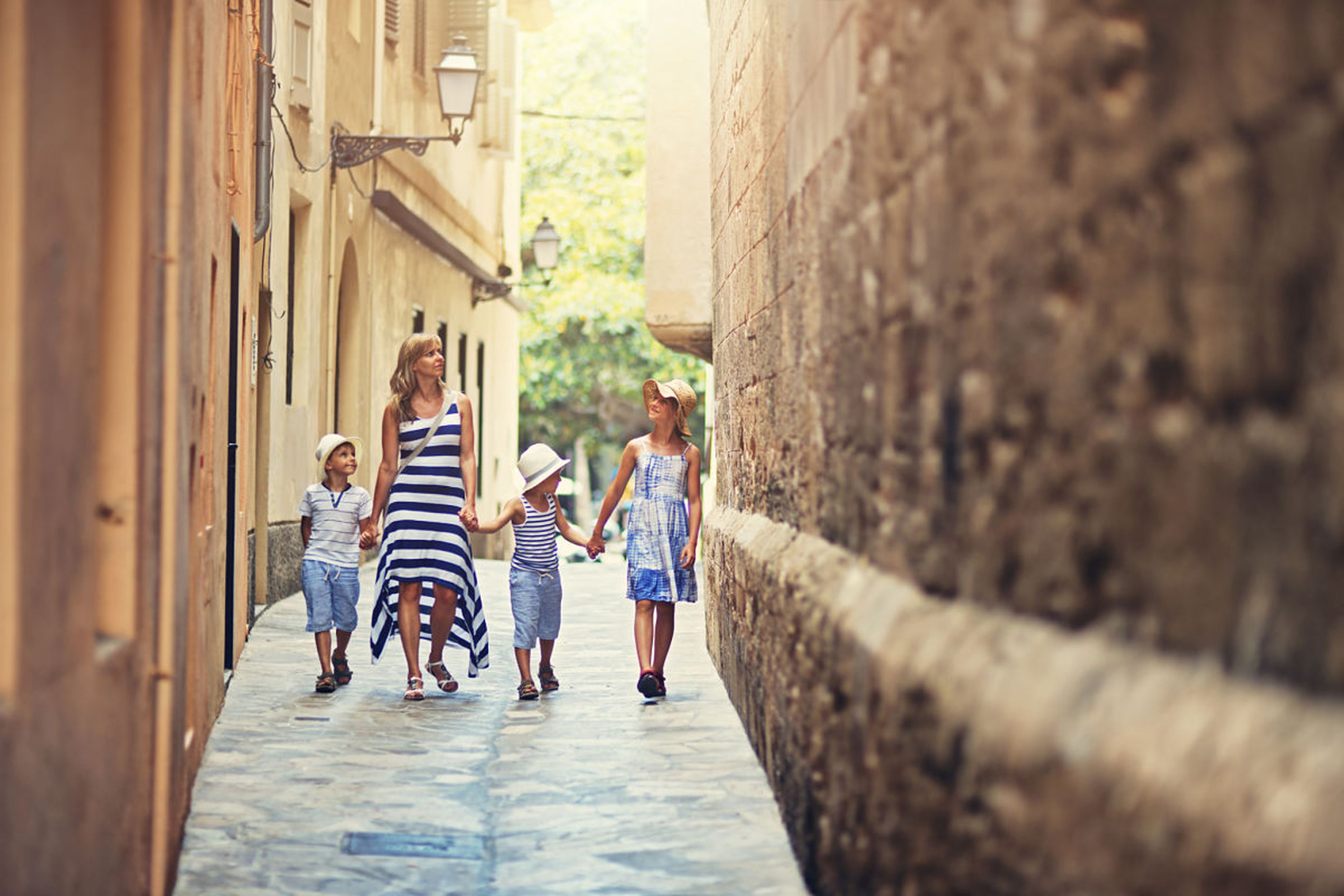 Una familia de turistas pasea por el centro de Palma de Mallorca