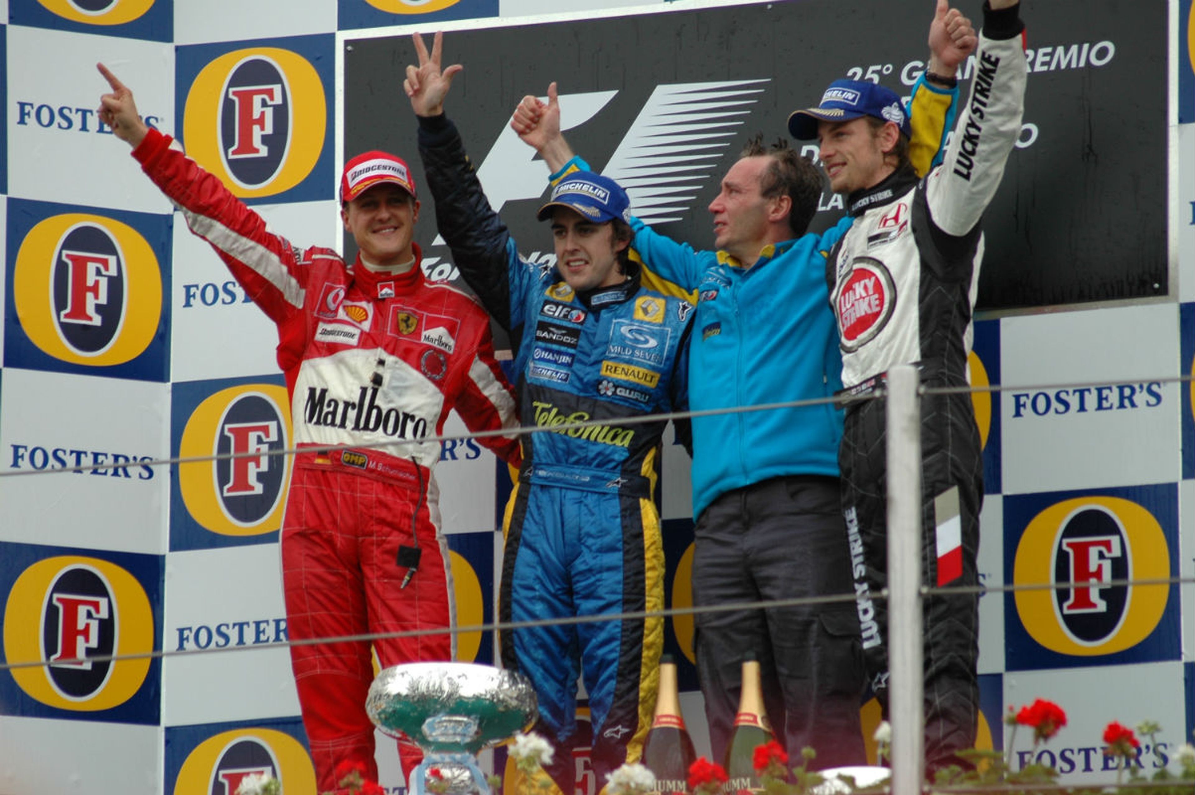 Fernando Alonso, en el GP de Imola de 2005, junto a Michael Schumacher y Jenson Button