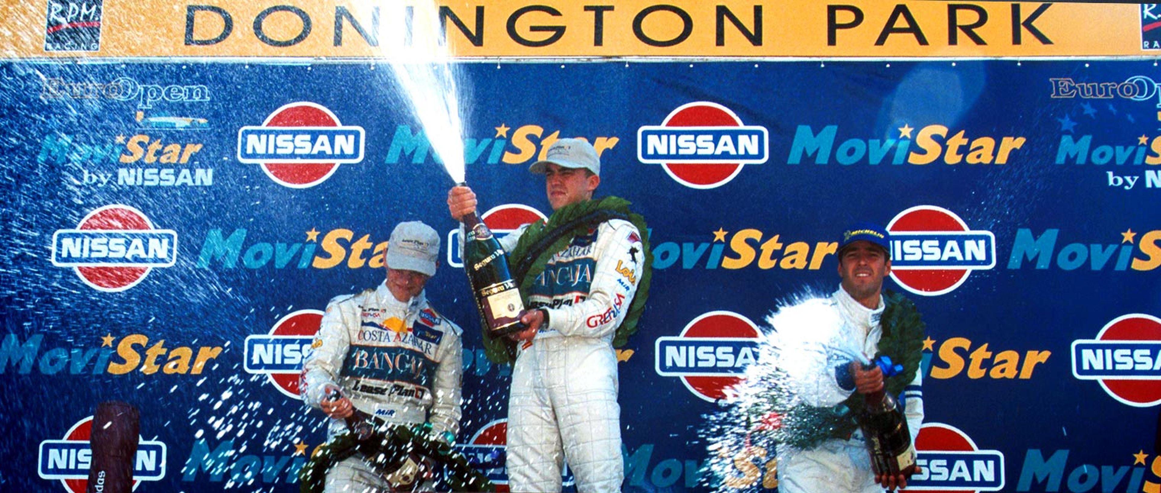 Fernando celebrando su victoria en la Fórmula Nissan en 1999