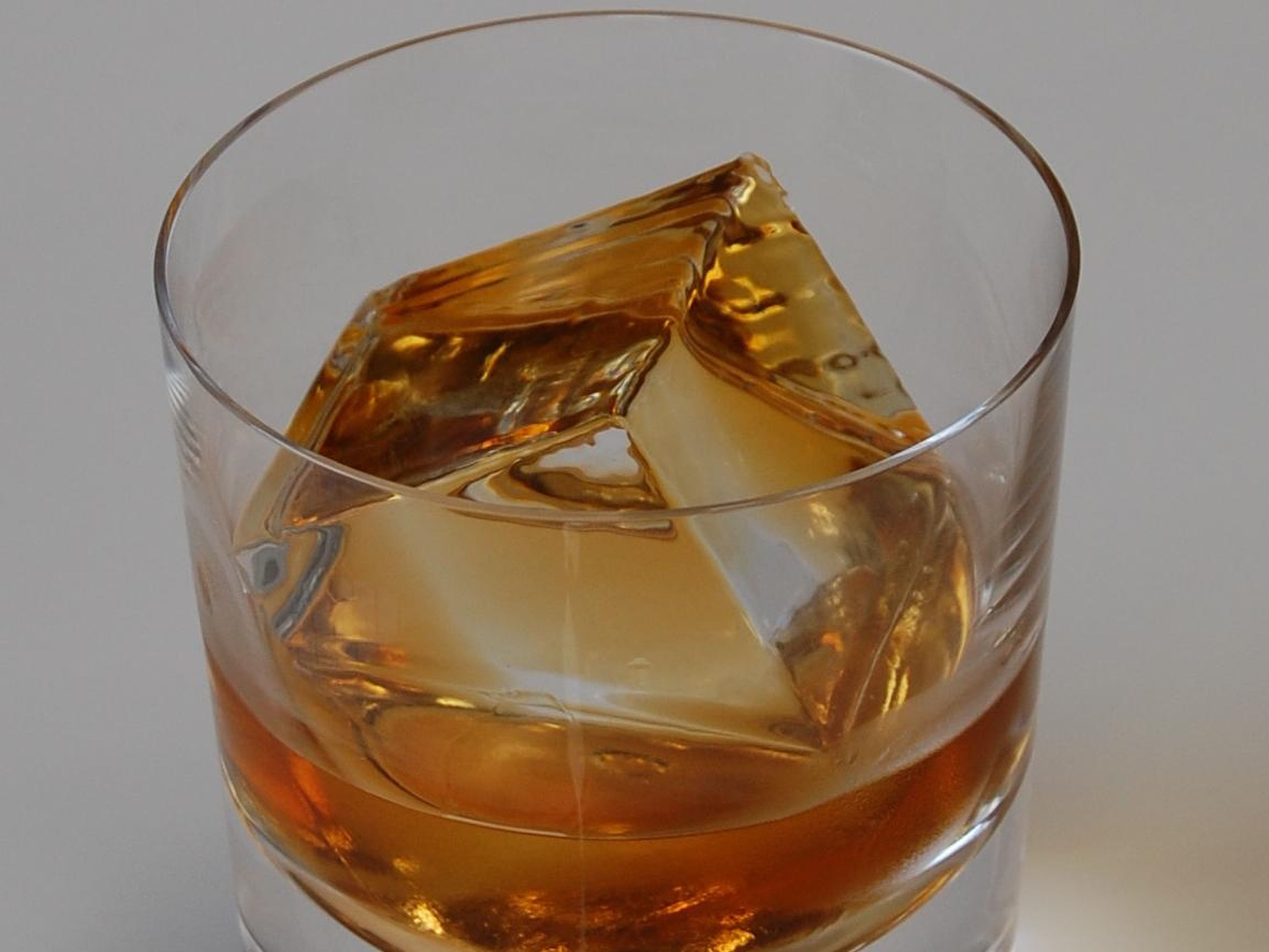 Los cubitos de hielo de lujo están destinados a usarse con bebidas alcohólicas de alta gama.