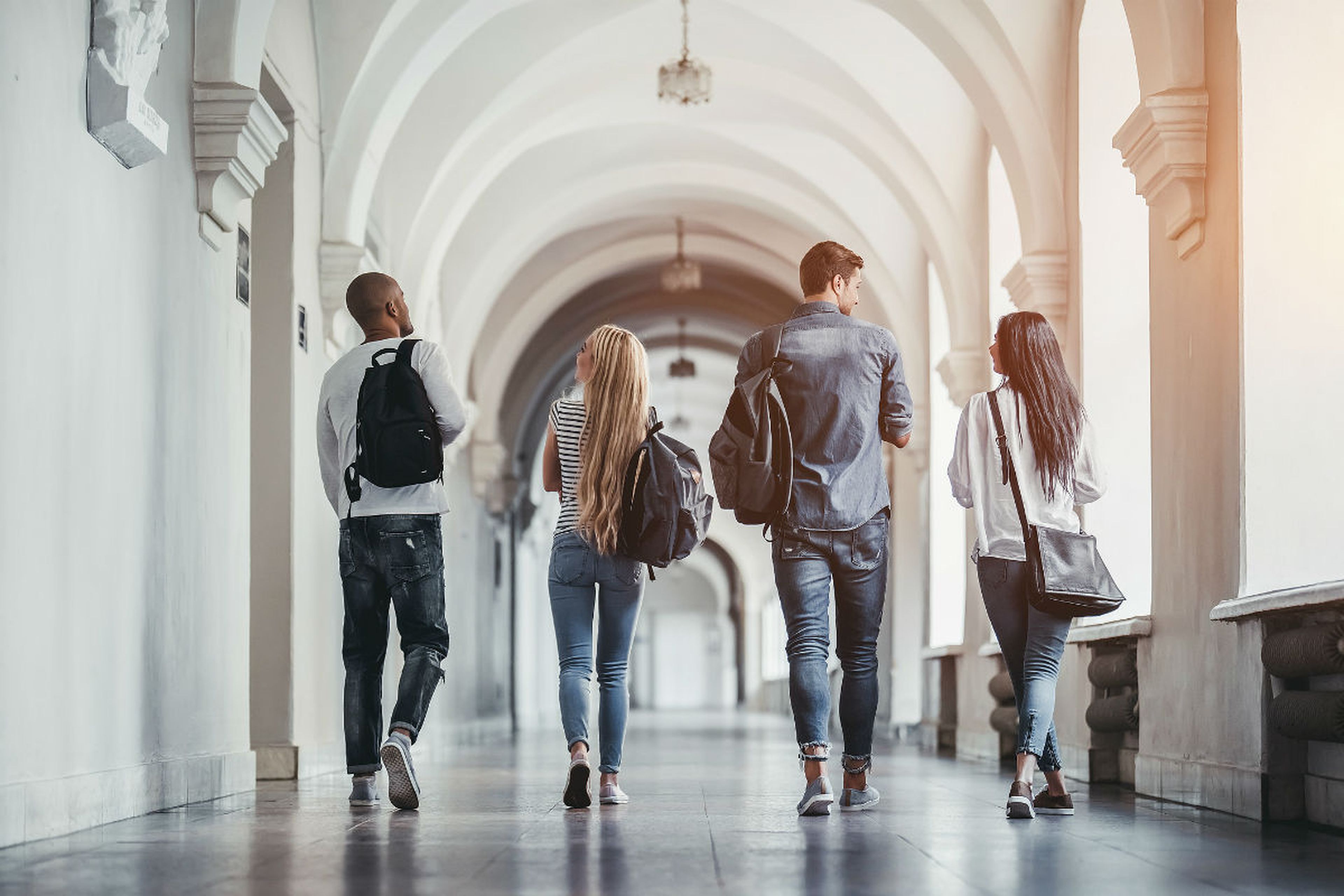 Un grupo de estudiantes pasea por una universidad