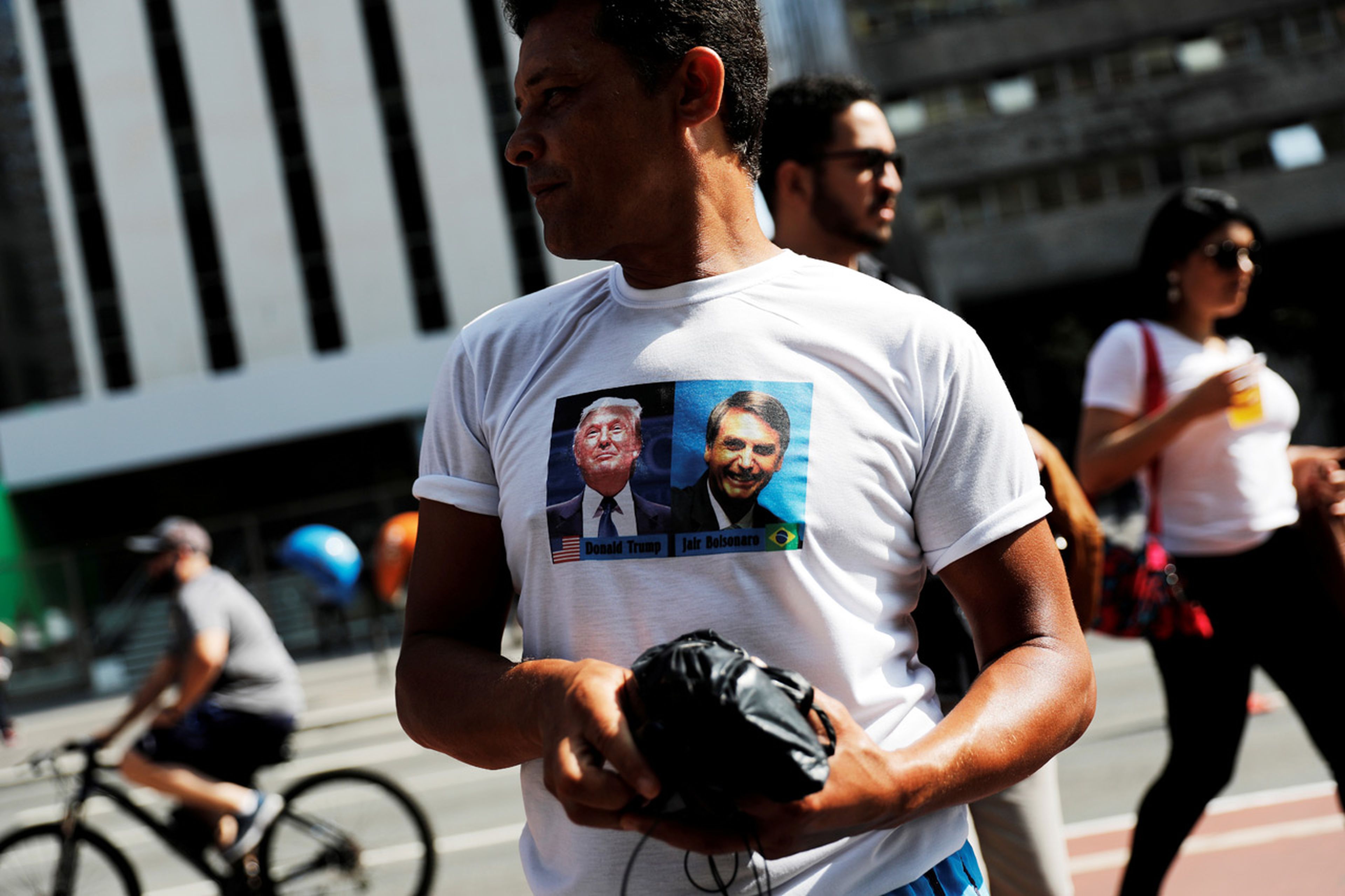 Un hombre con una camiseta de Trump y Bolsonaro