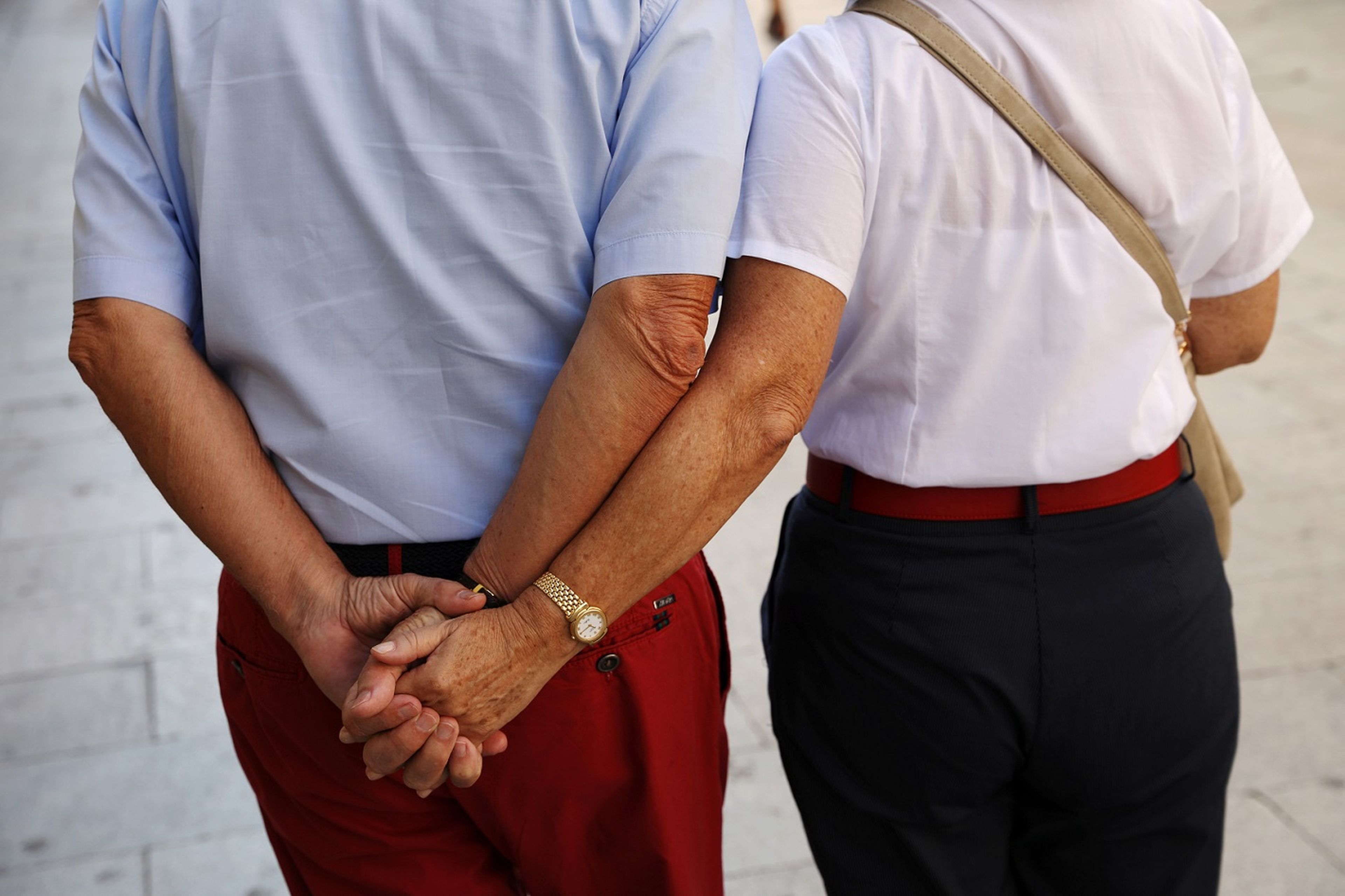 Un hombre y una mujer se dan la mano en el centro de Madrid.