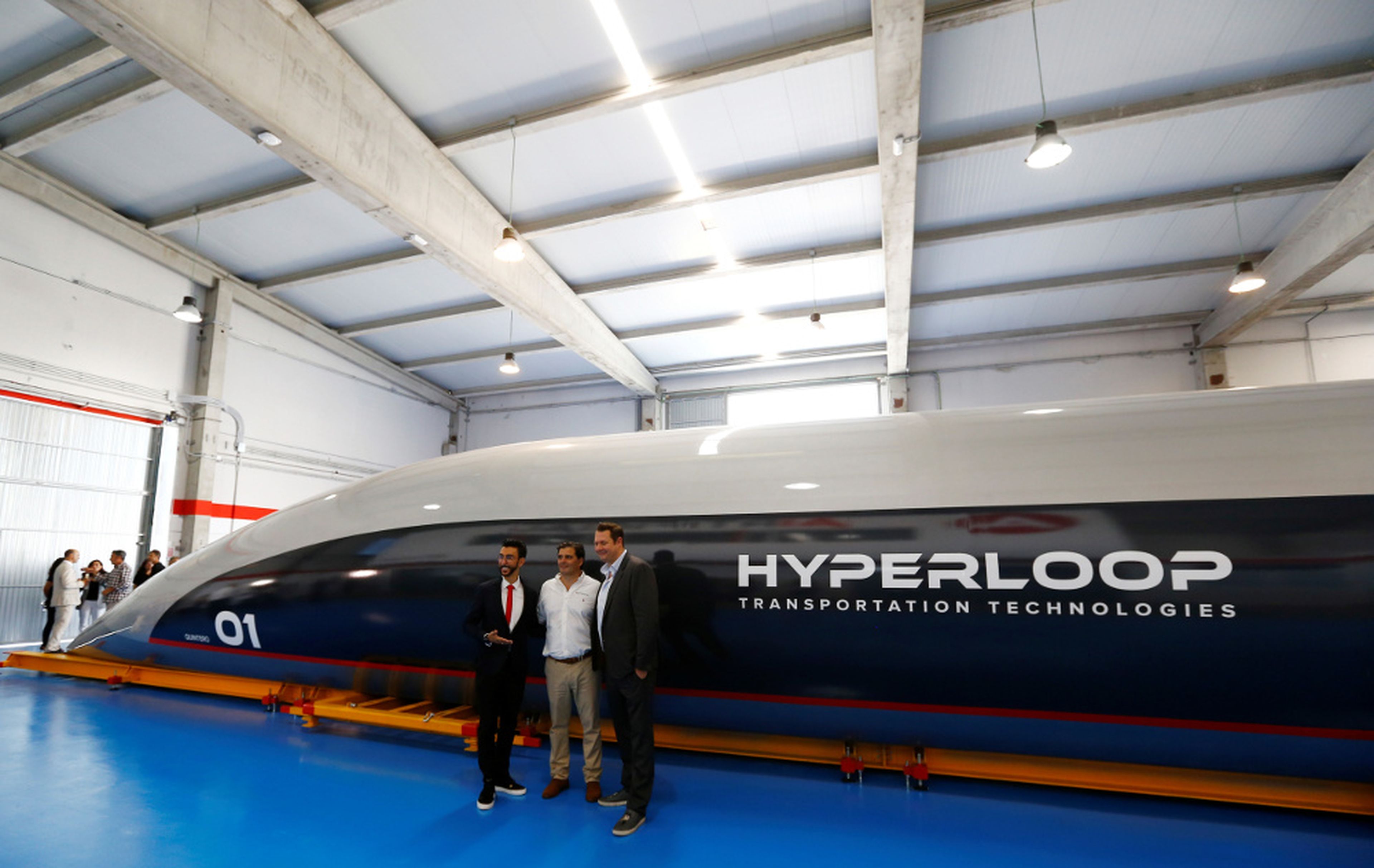 El cofundador y CEO de Hyperloop TT, Dirk Ahlborn, el cofundador y presidente de Airtificial, Rafael Contreras y el presidente y cofundador de Hyperloop TT, Bibop Gresta posan junto a la primera cápsula de Hyperloop para pasajeros