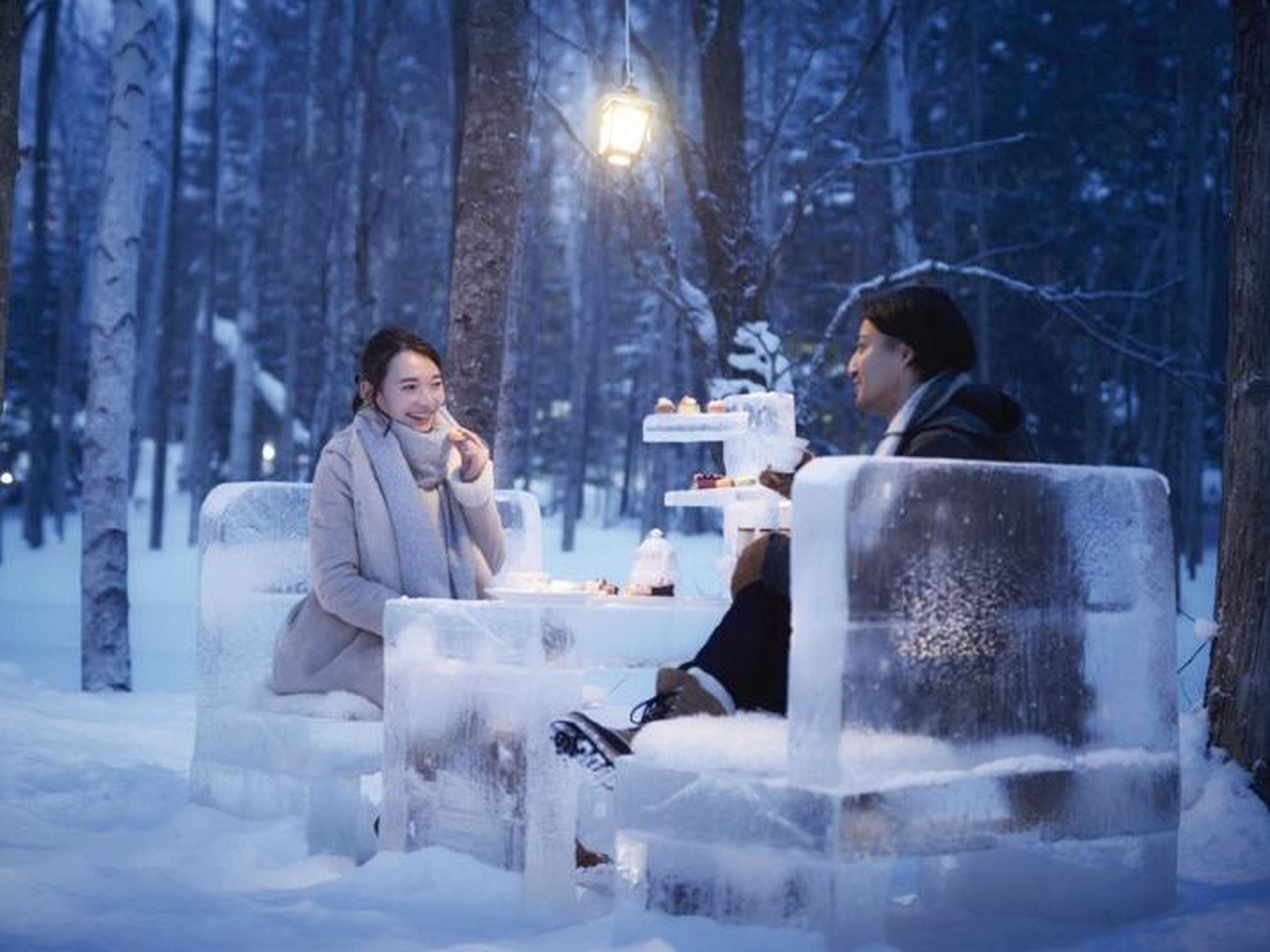 Una pareja comiendo al aire libre.