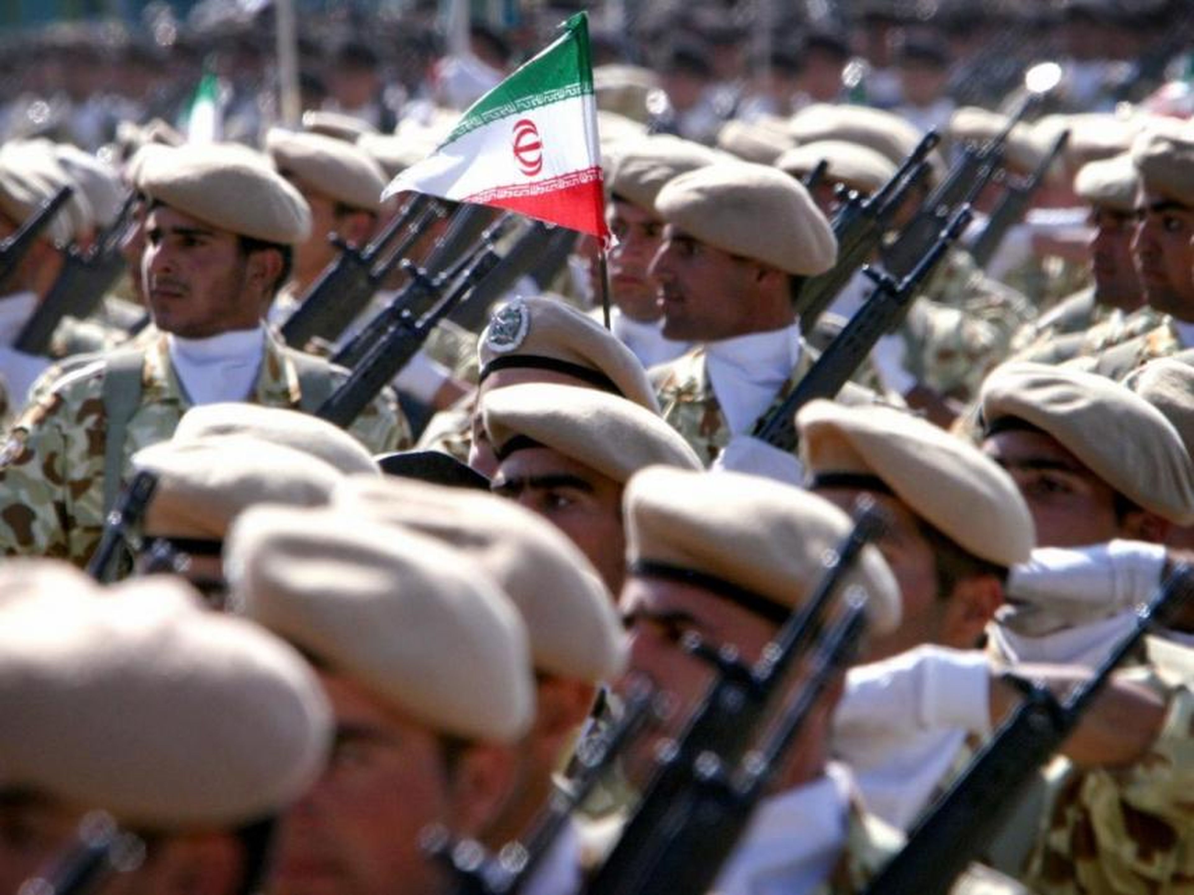 Las fuerzas especiales de Irán marchan durante el desfile anual del Día del Ejército cerca del santuario de Jomeini en el sur de Teherán.