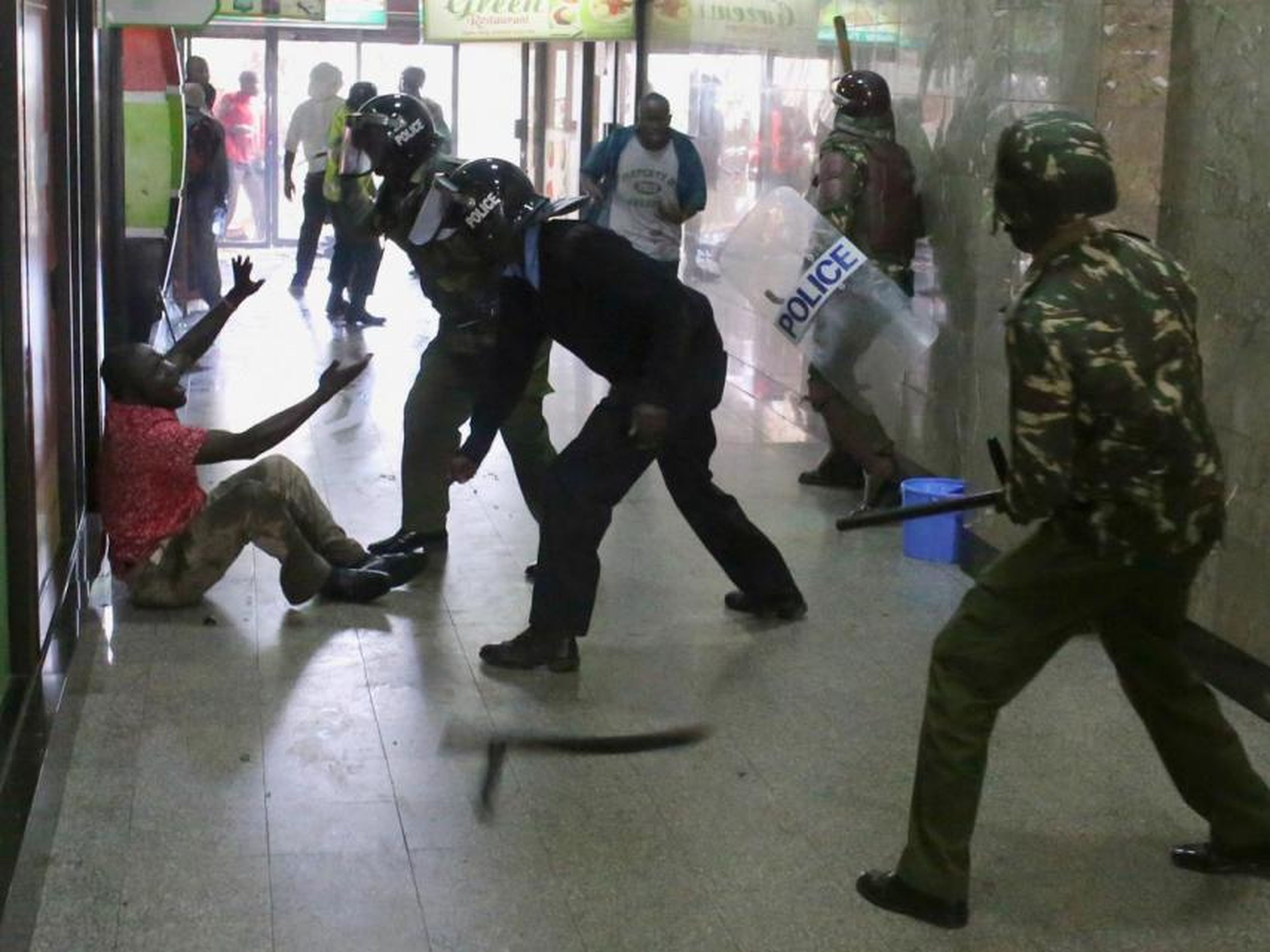 Policías de Kenia golpearon a un manifestante durante los enfrentamientos.