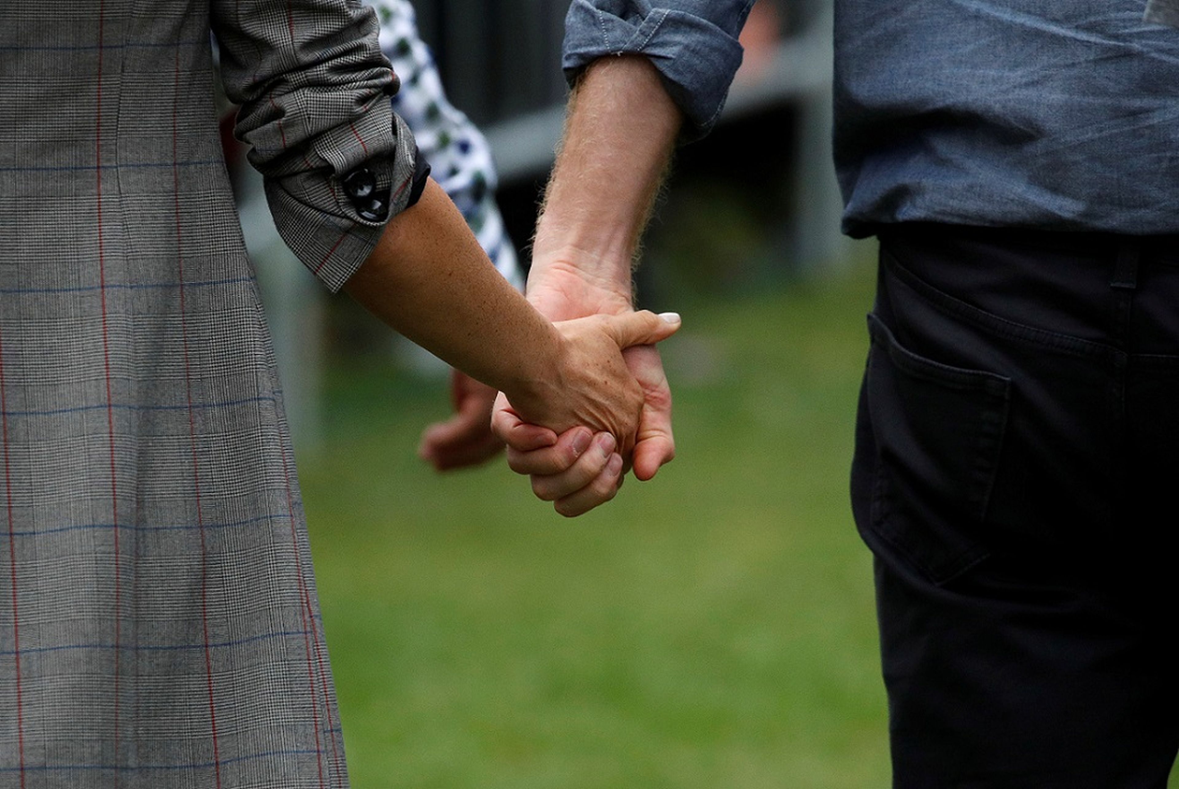 Las manos del príncipe Harry y su esposa Meghan.
