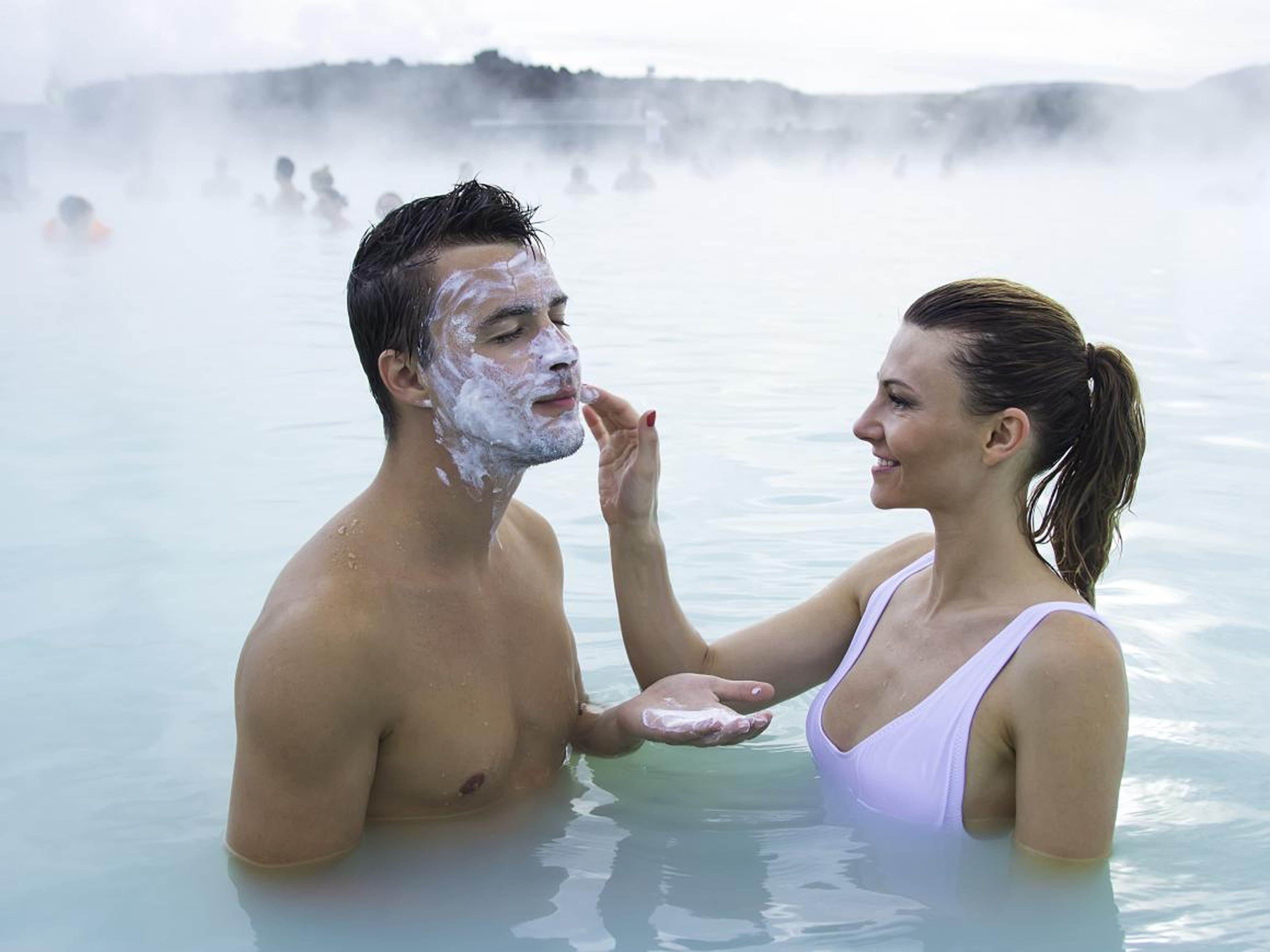 Muchas fotos de la Laguna Azul muestran a parejas y amigos con alegría y experiencia aplicando máscaras de arcilla