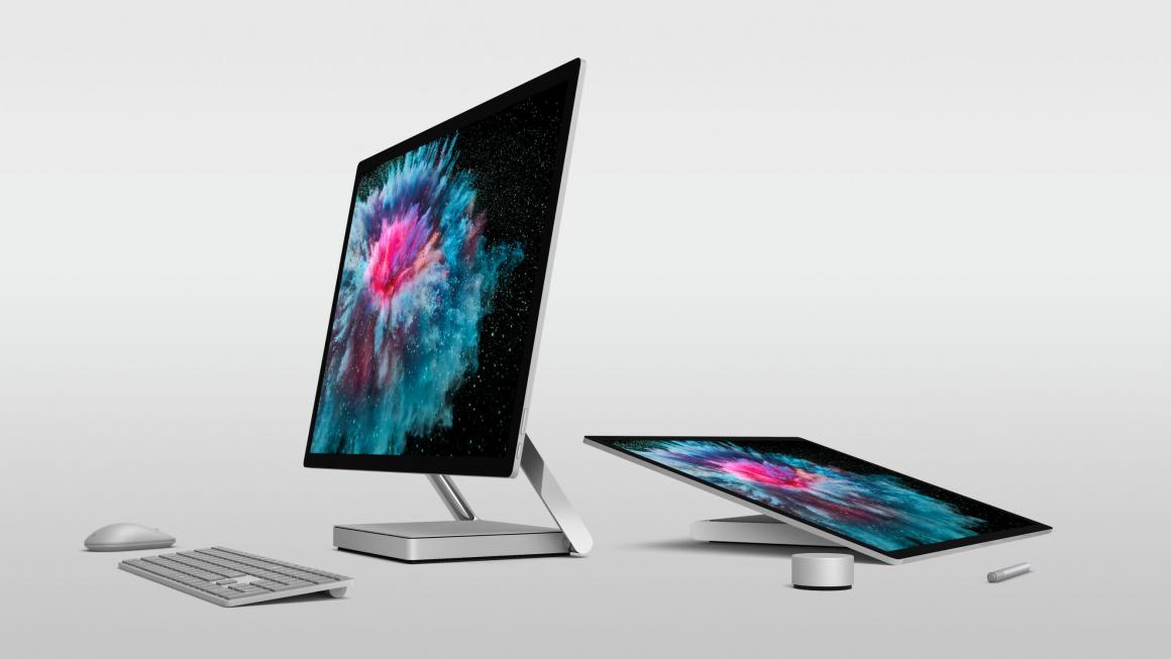 Microsoft Surface Studio 2 se puede plegar en "modo estudio", permitiendo dibujar en su grande y hermosa pantalla. Surface Dial, a la derecha de la imagen, es un accesorio que se vende por separado.