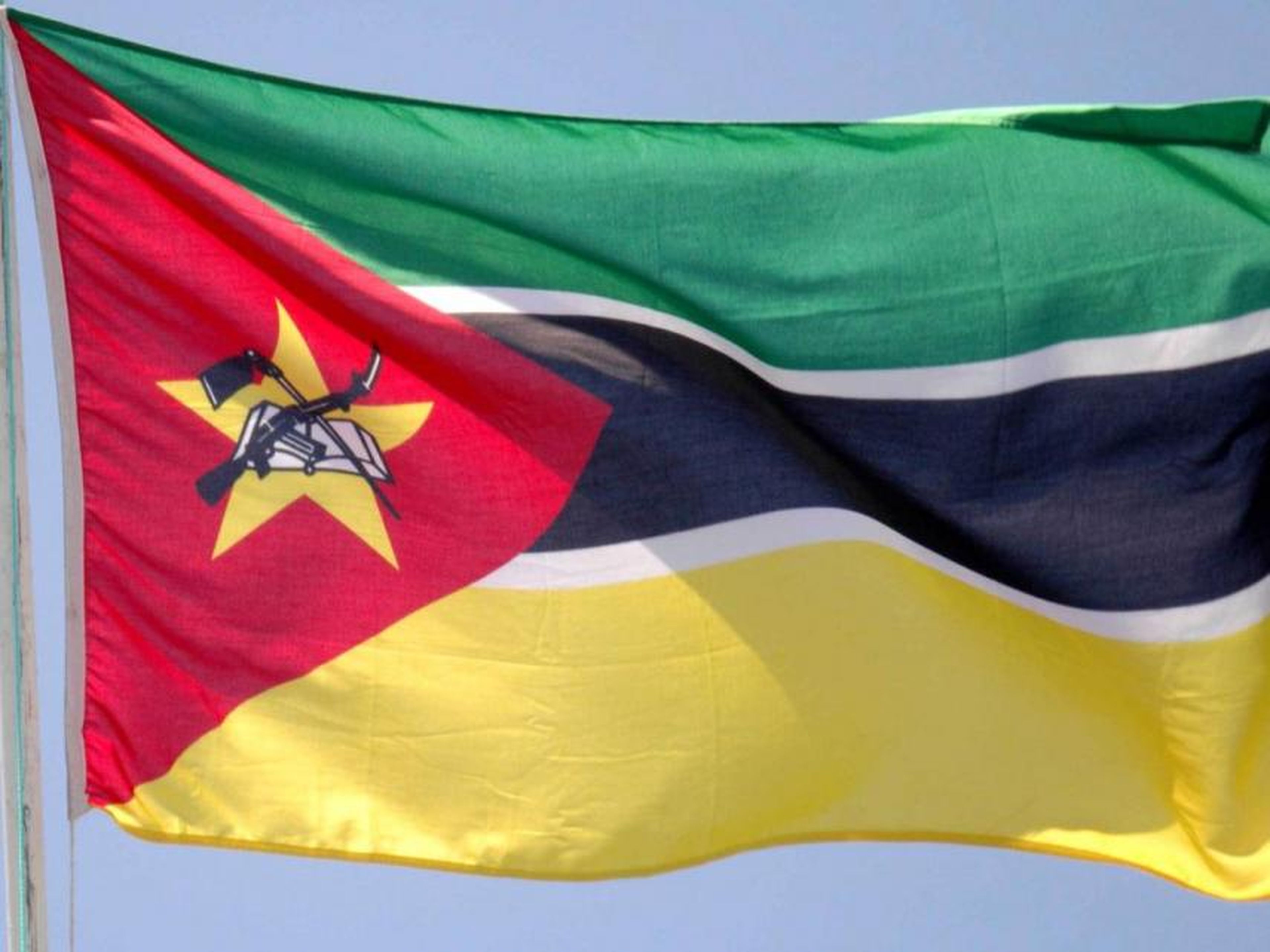 La bandera nacional de Mozambique se ve en Maputo el 21 de noviembre de 2005.