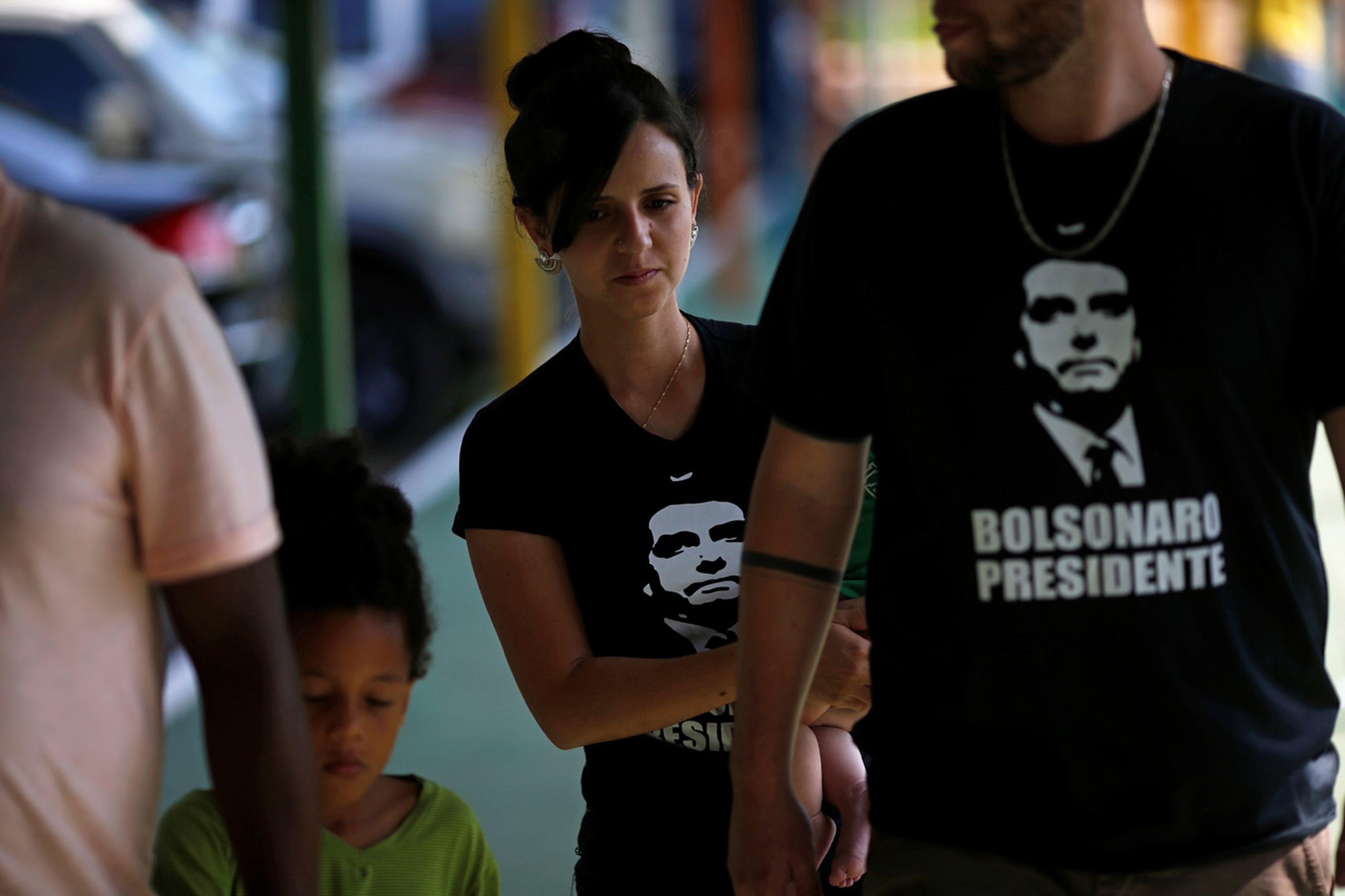 Una mujer pasea con una camiseta en apoyo de Bolsonaro