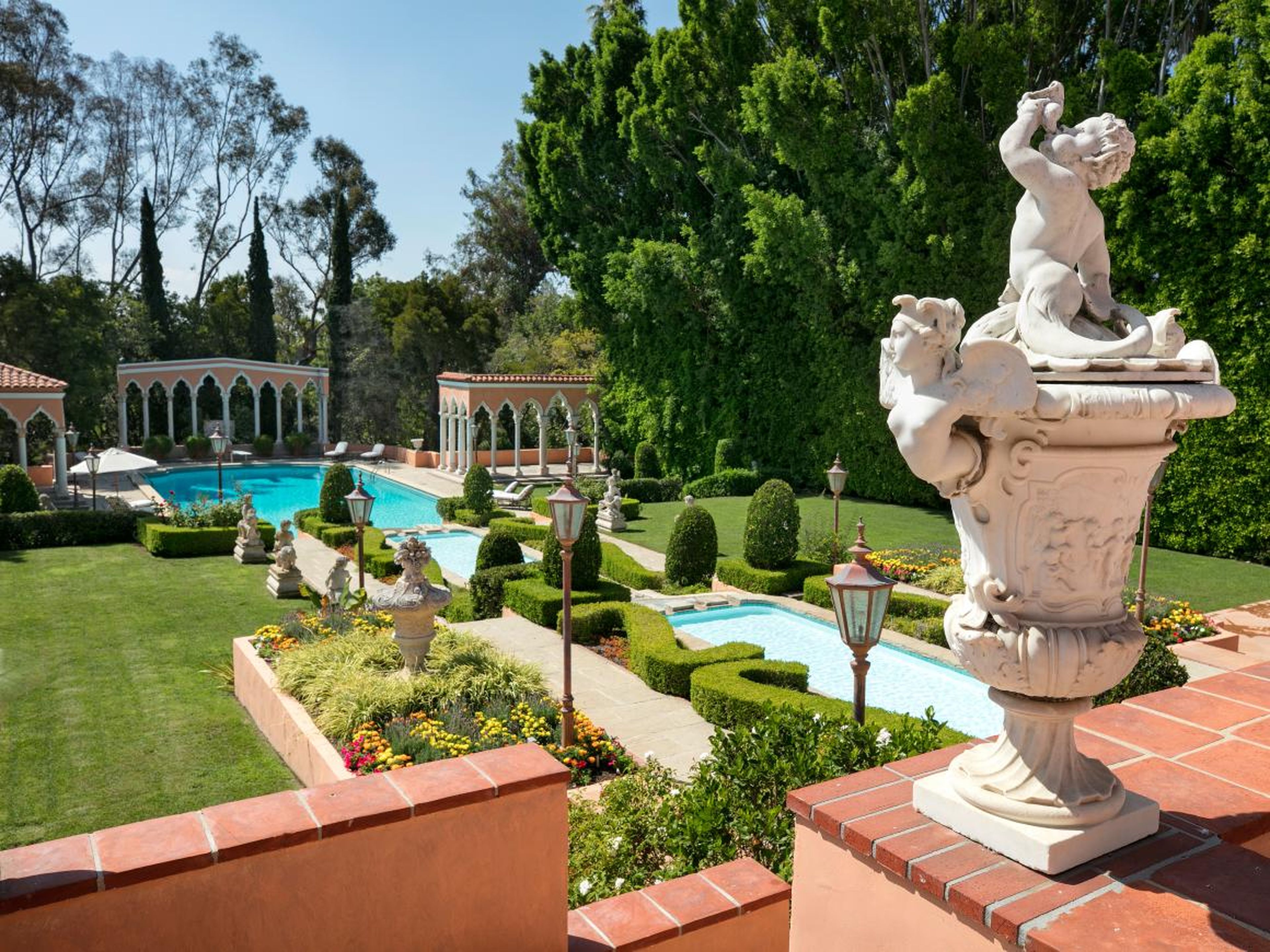 One real estate website called the Beverly House a "quintessential emblem of Hollywood’s Golden Era."
