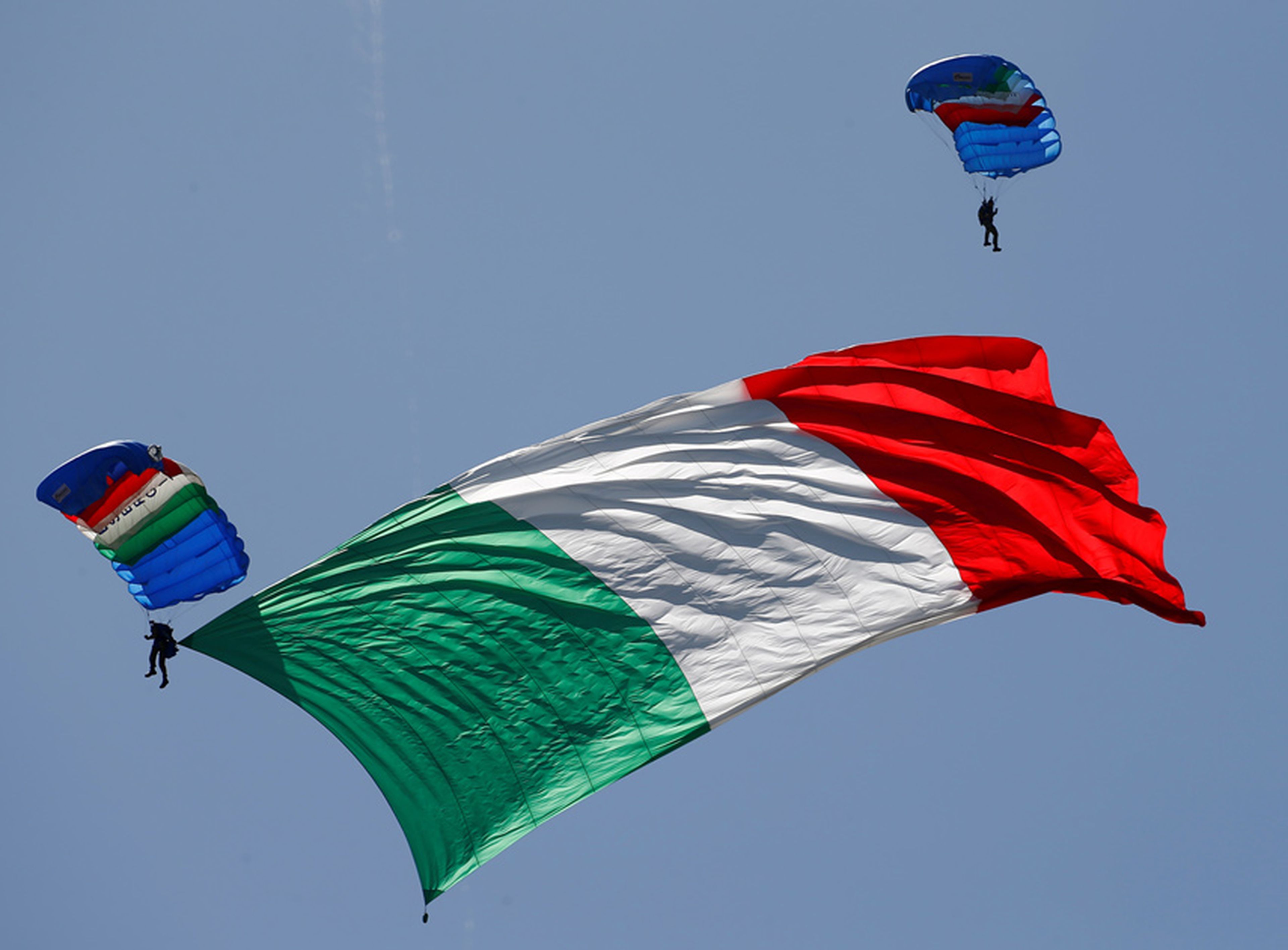 Paracaidistas con la bandera de Italia