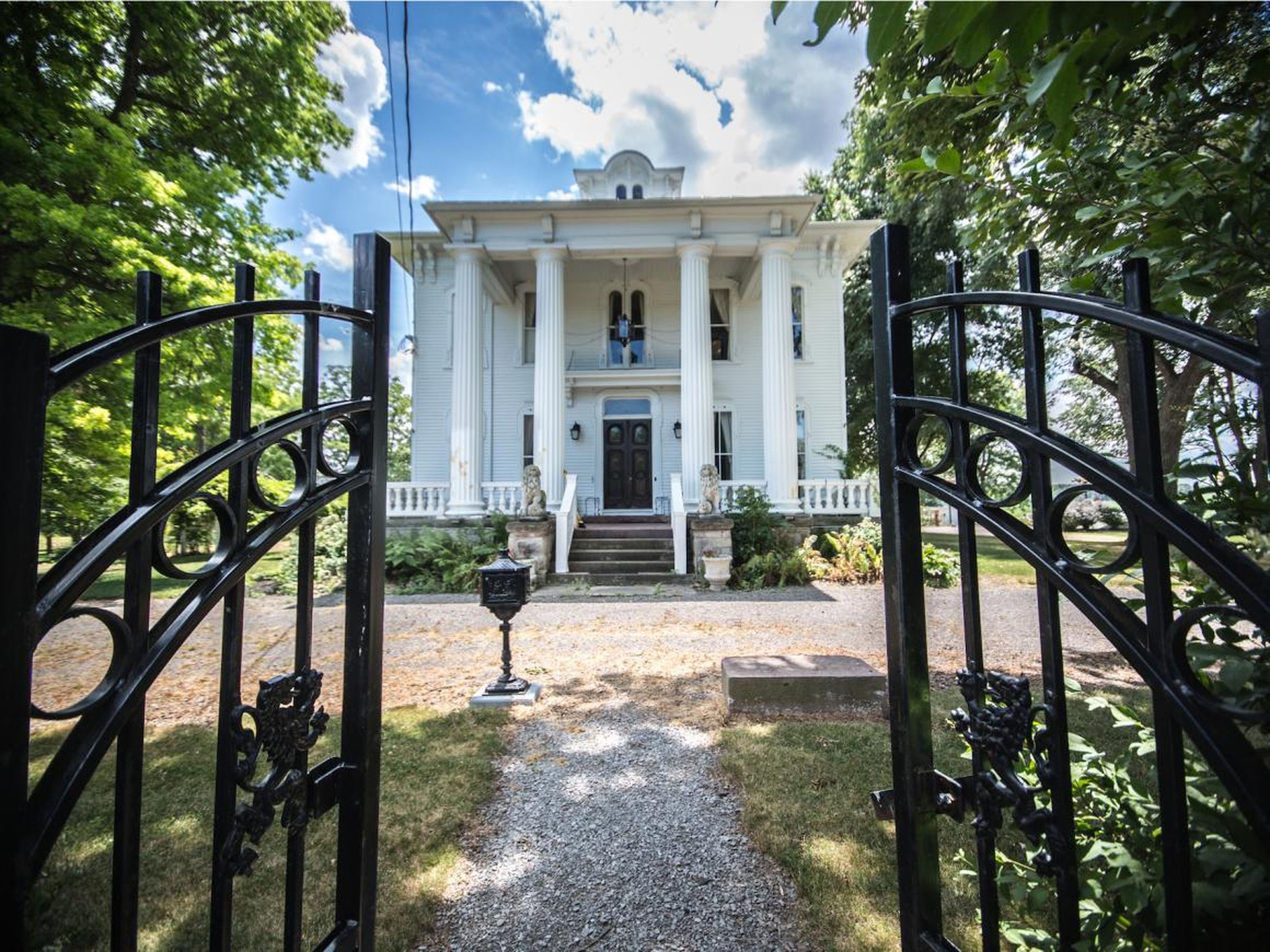 Con actividades paranormales o no, esta magnífica casa, a la venta por 450.000 dólares, es una gran oportunidad, cuesta menos de la mitad del precio original.