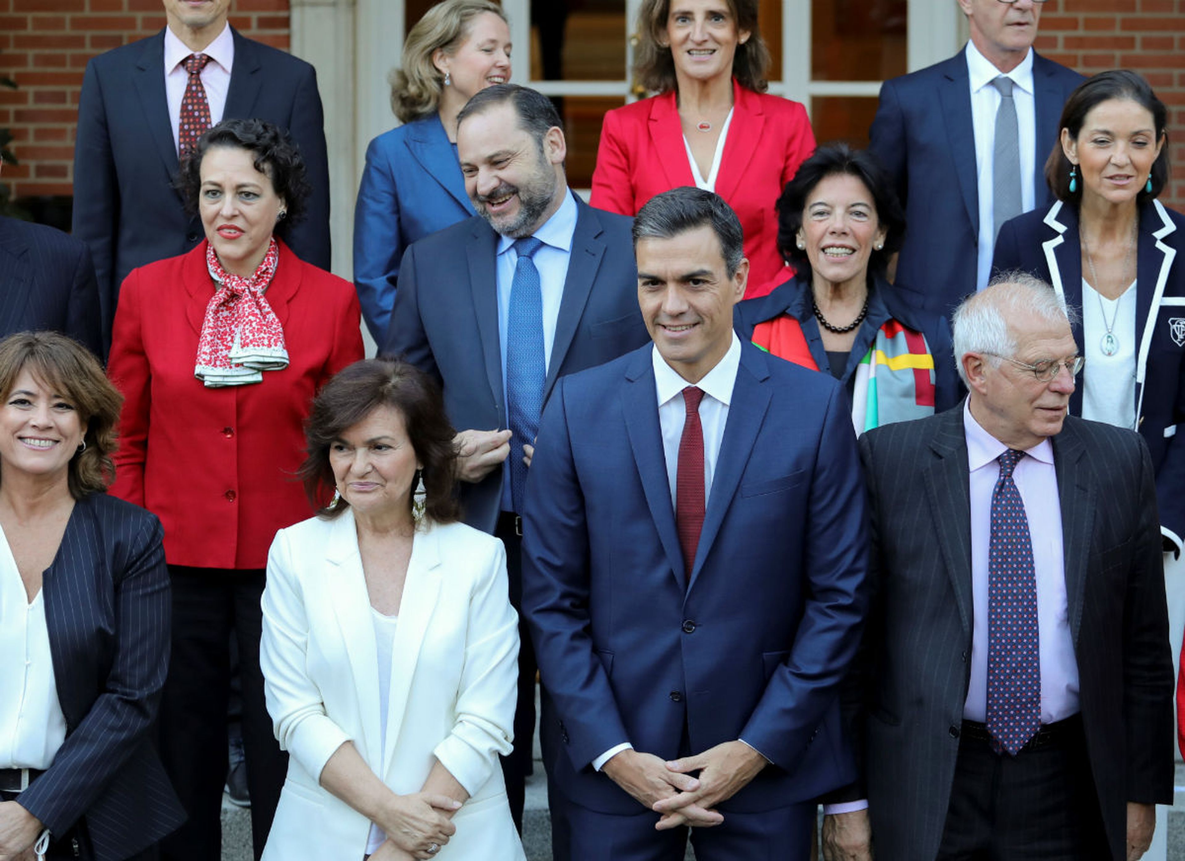 El presidente del Gobierno, Pedro Sánchez, posa con sus ministros en el Palacio de la Moncloa