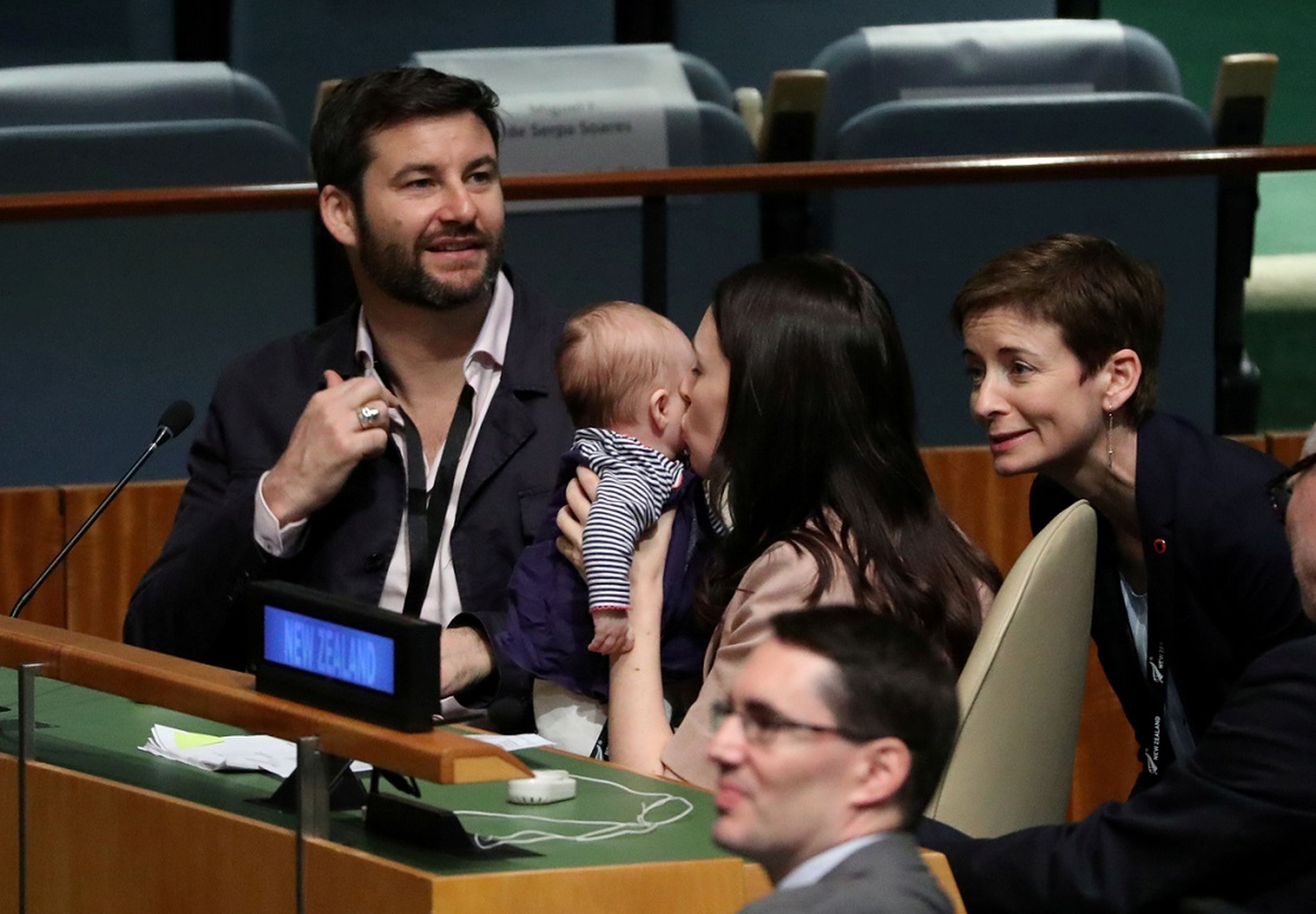 La primera ministra de Nueva Zelanda, Jacinda Ardern, besando a su bebé tras su discurso en la ONU.