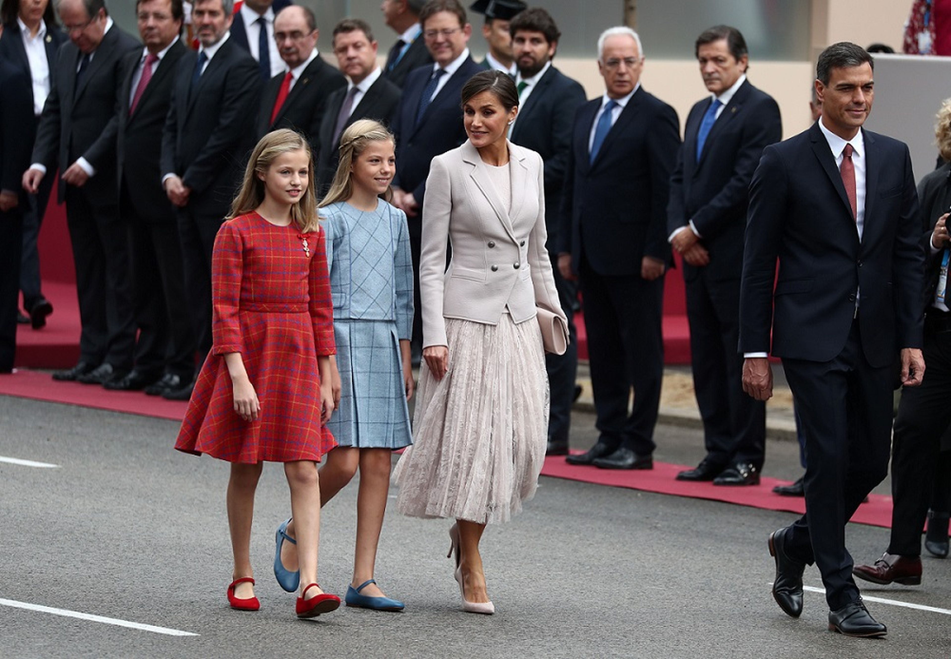 La princesa Leonor (de rojo) junto a la infanta Sofía y la reina Letizia en el desfile del Día de la Hispanidad, el 12 de octubre de 2018.