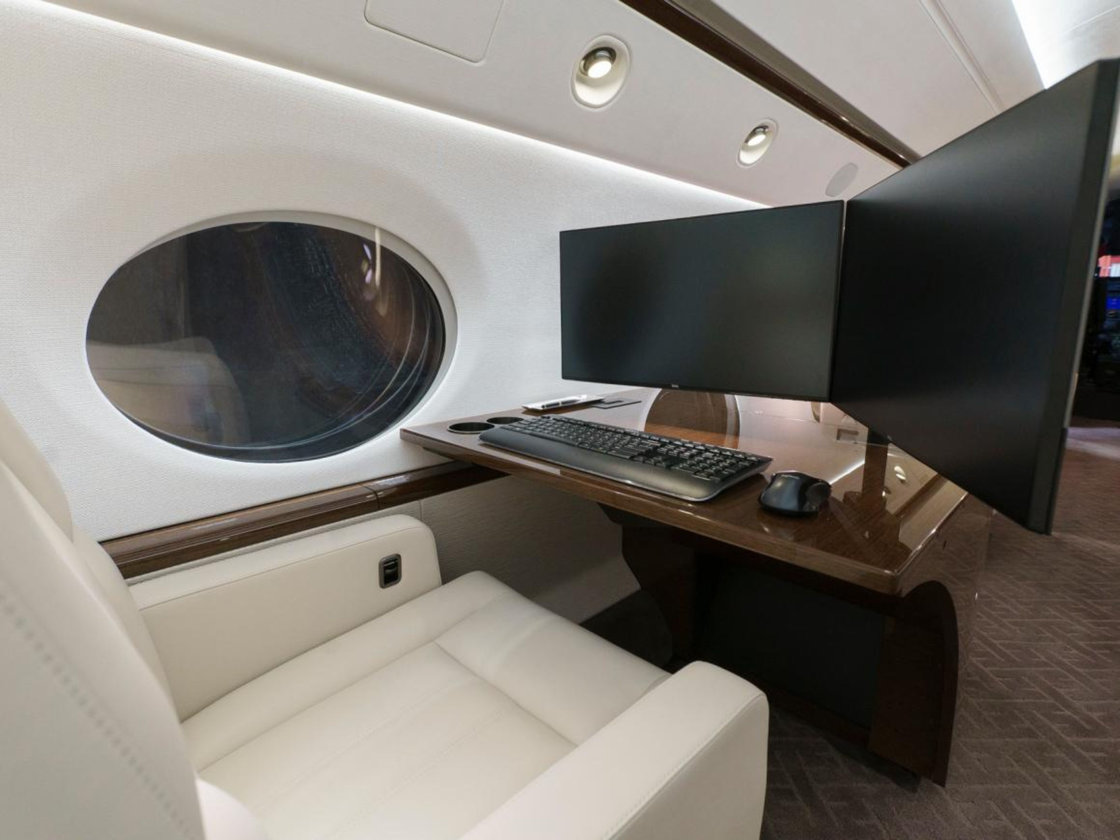 Custom double monitors on a G550 aircraft.
