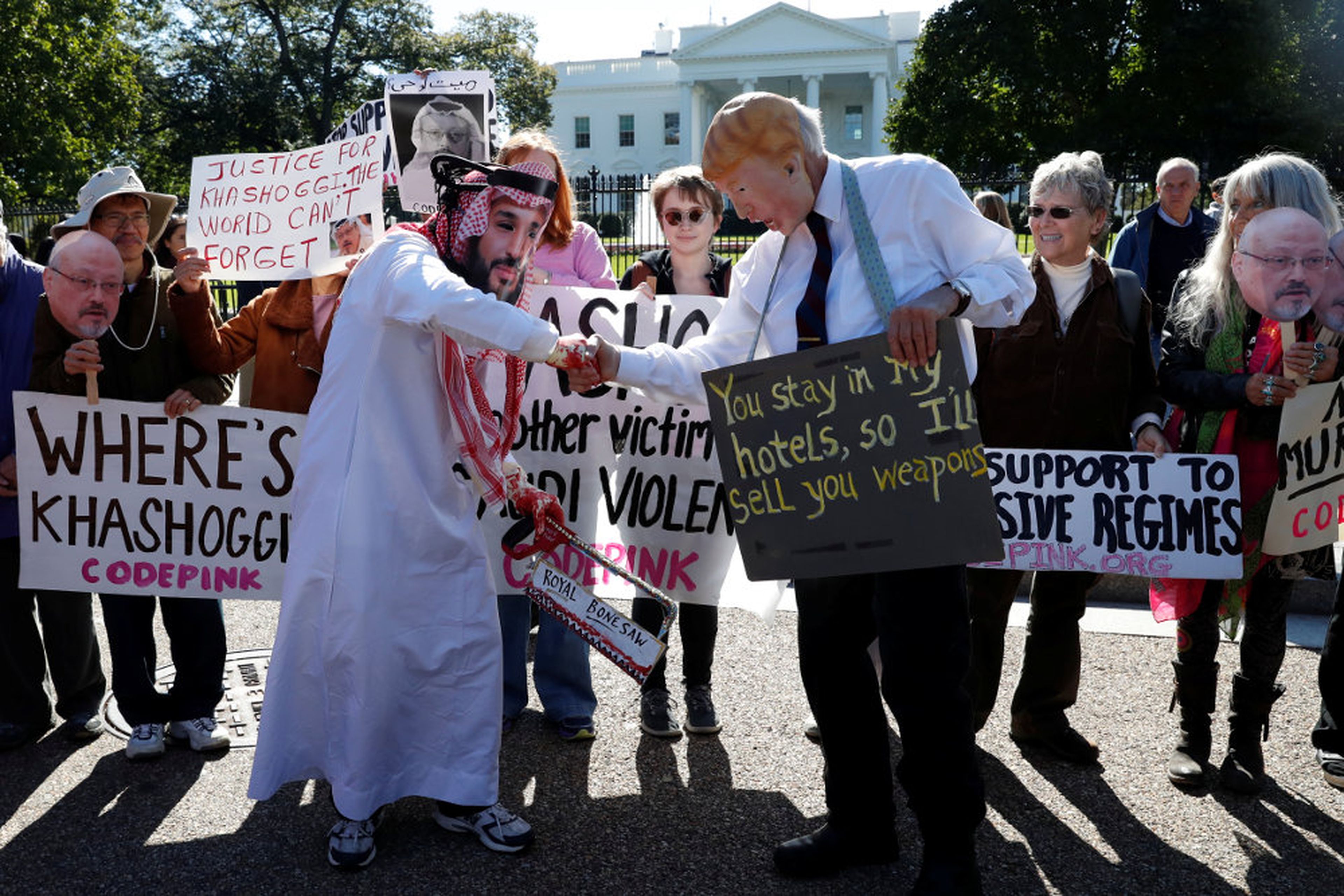 Activistas protestan por la desaparición del periodista saudí Jamal Khashoggi durante una manifestación frente a la Casa Blanca en Washington.