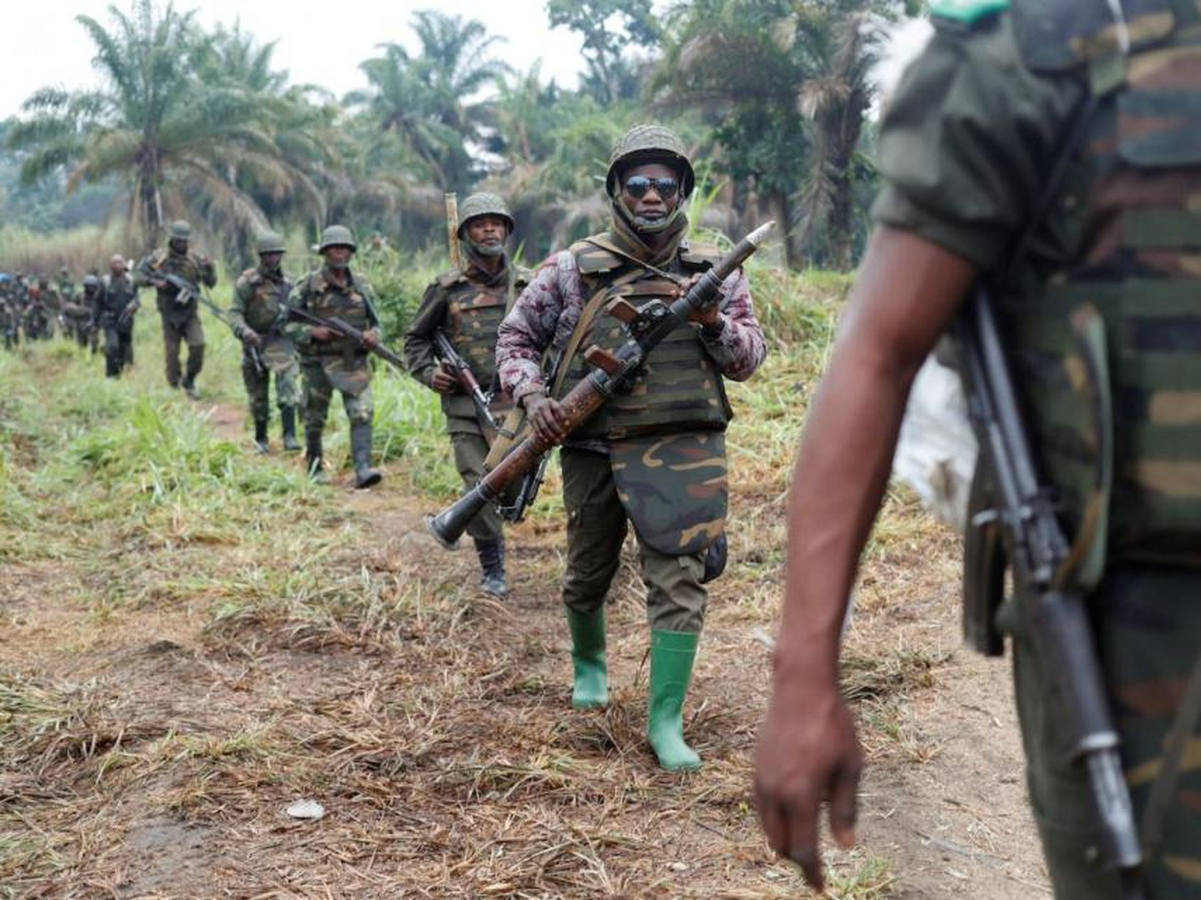 Soldados de la República Democrática del Congo de las Fuerzas Armadas de la República Democrática del Congo (FARDC) cerca de la ciudad de Kimbau, provincia de Kivu del Norte, República Democrática del Congo.