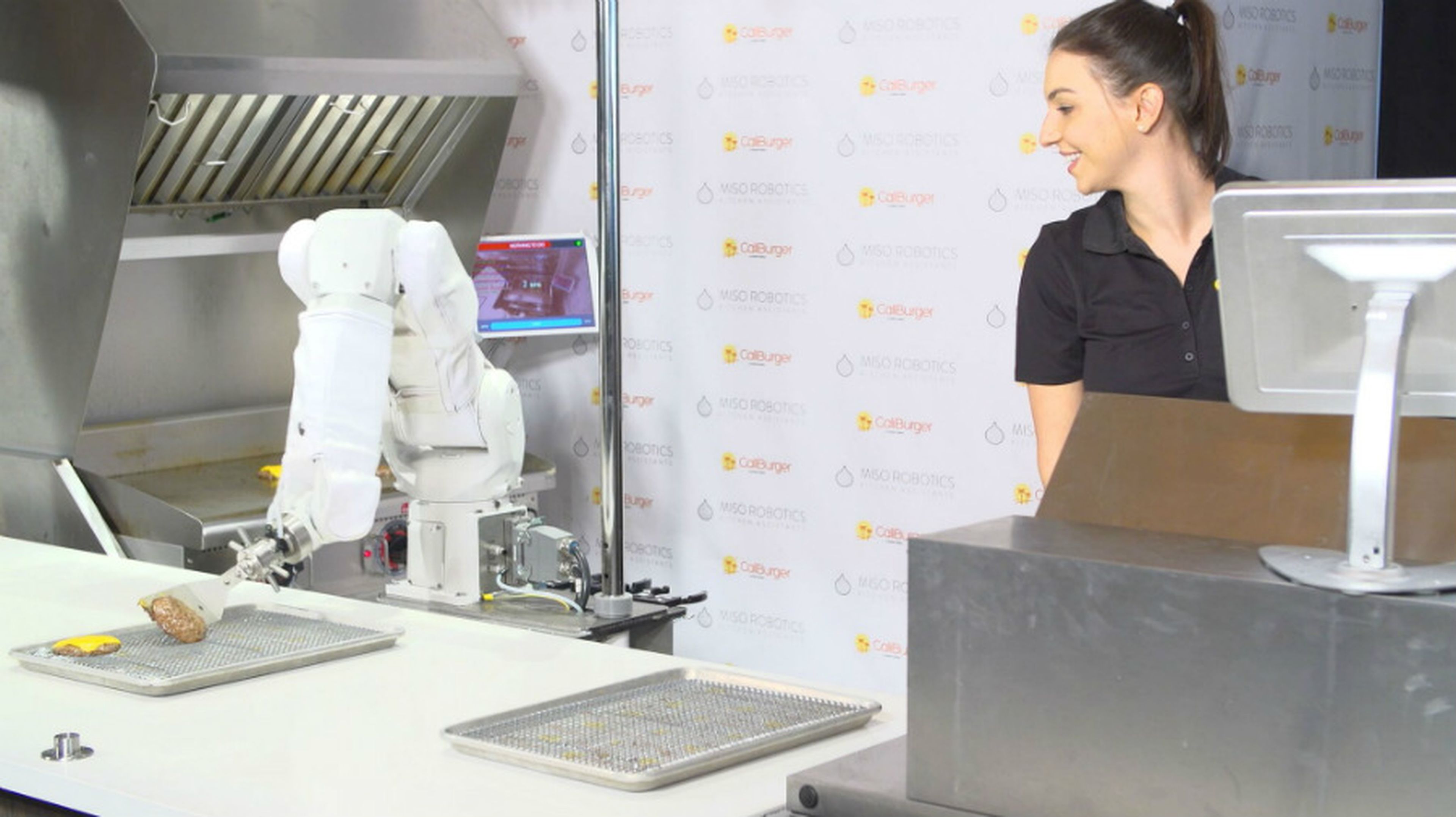 El robot cocinero Flippy prepara hamburguesas a la parrilla