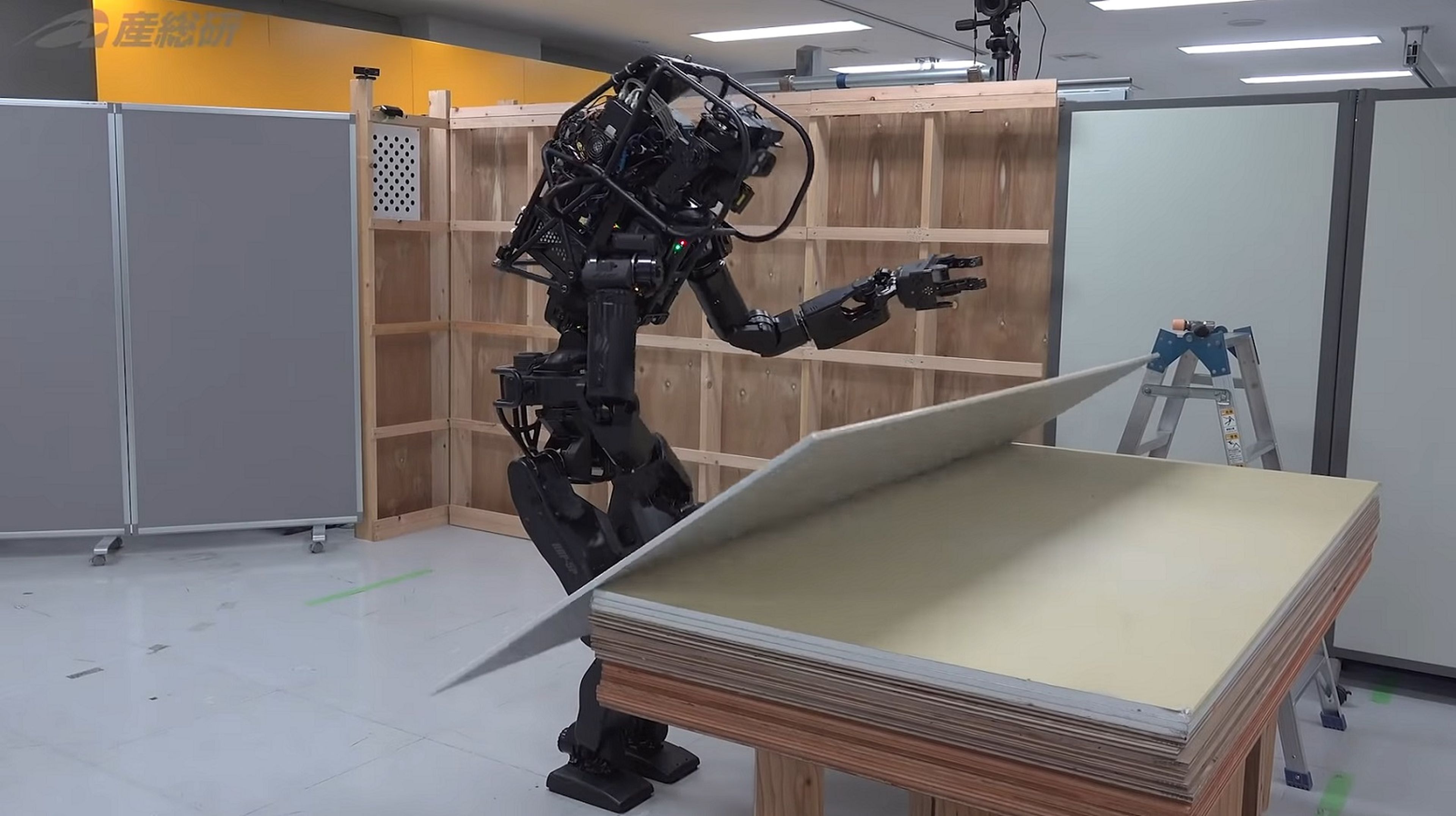 El robot constructor del instituto tecnológico japonés.