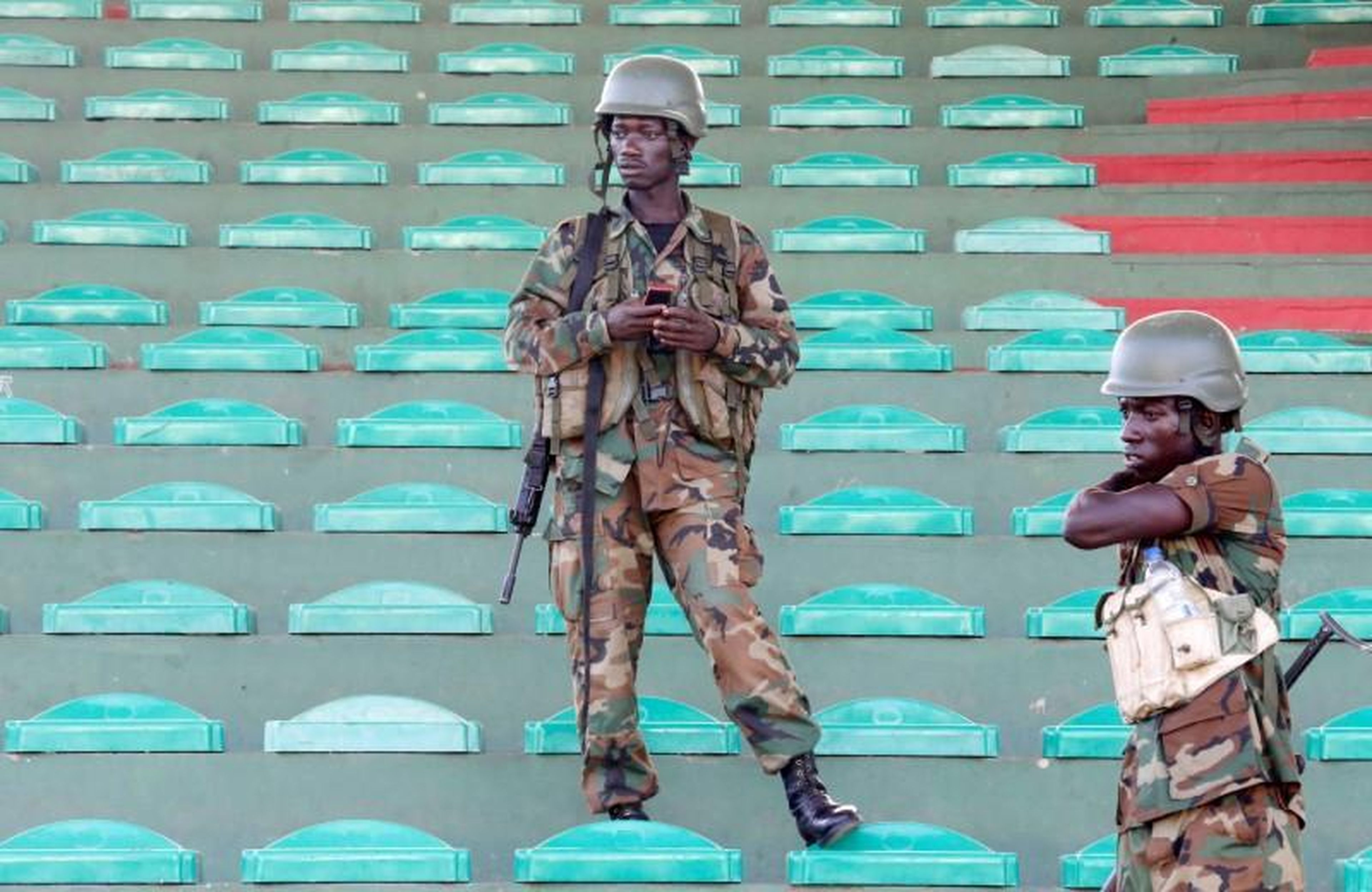 Las fuerzas del ejército de Gambia en un estadio en Banjul, Gambia.