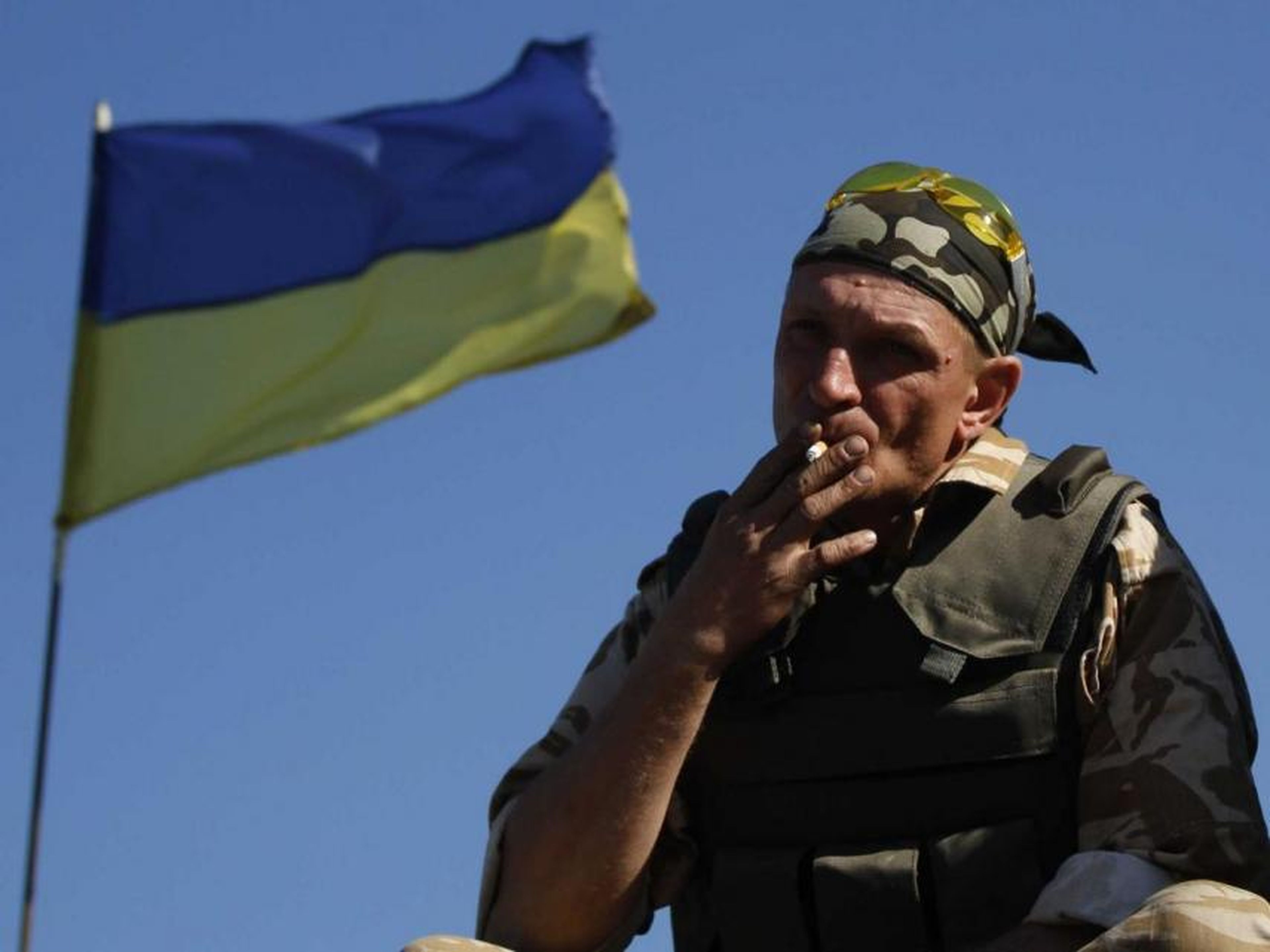 Los militares ucranianos se colocan en un punto de control cerca de la ciudad de Horlivka, en el este de Ucrania, el 18 de septiembre de 2014.